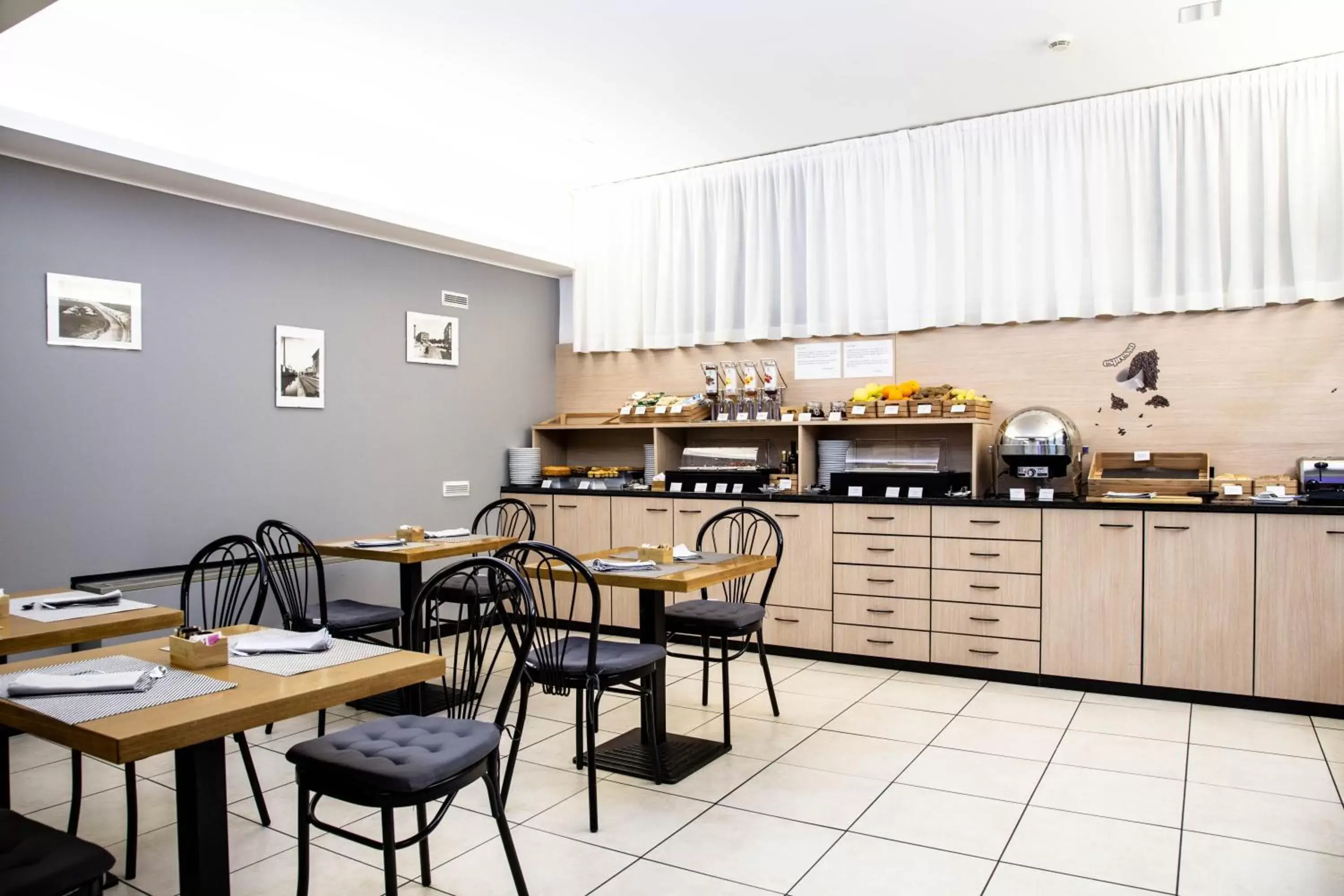 Coffee/tea facilities, Restaurant/Places to Eat in Hotel Berlino