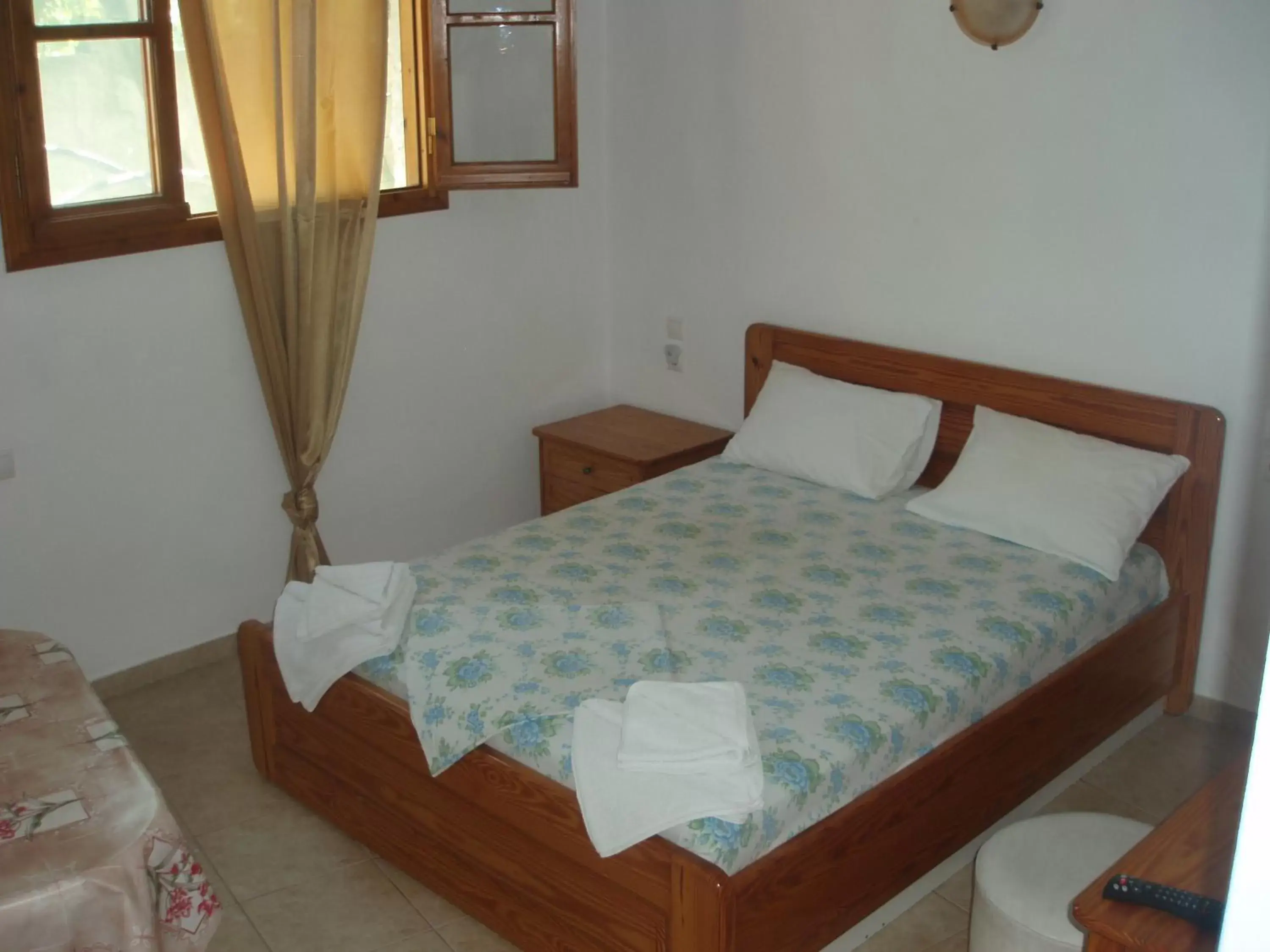 Photo of the whole room, Bed in skiathos studios HL