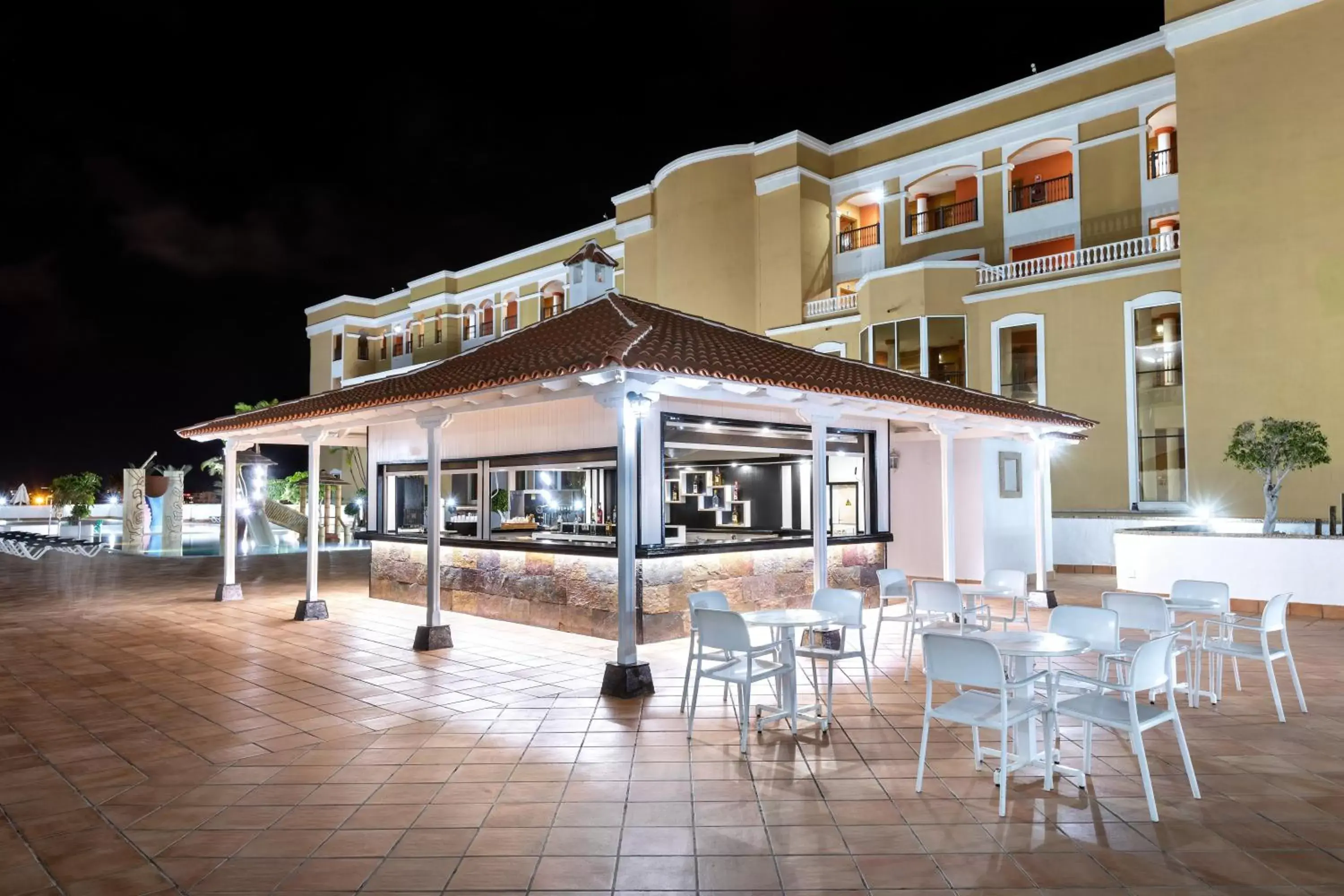 Lounge or bar, Property Building in Chatur Playa Real Resort