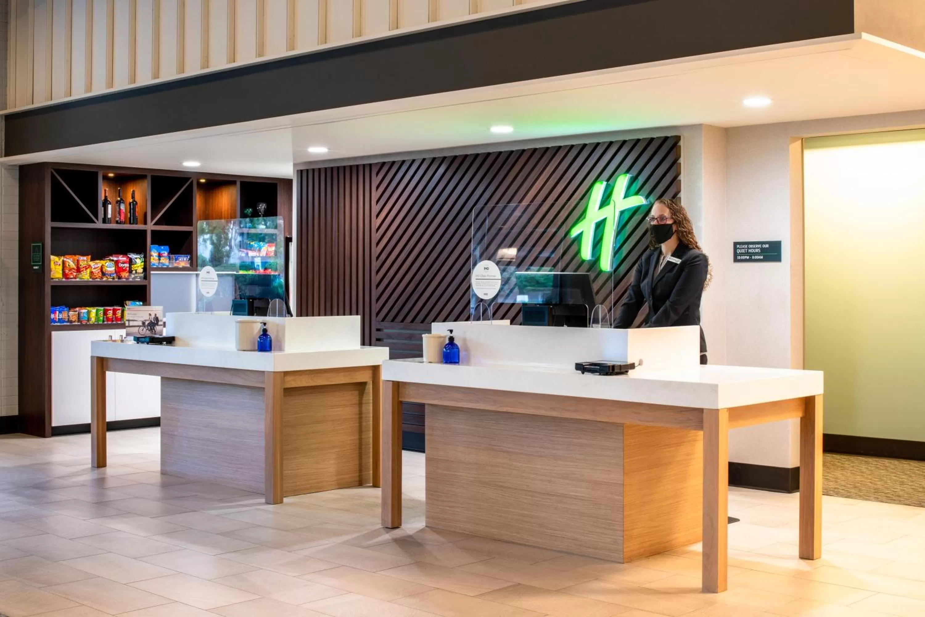 On-site shops in Holiday Inn Richland on the River by IHG