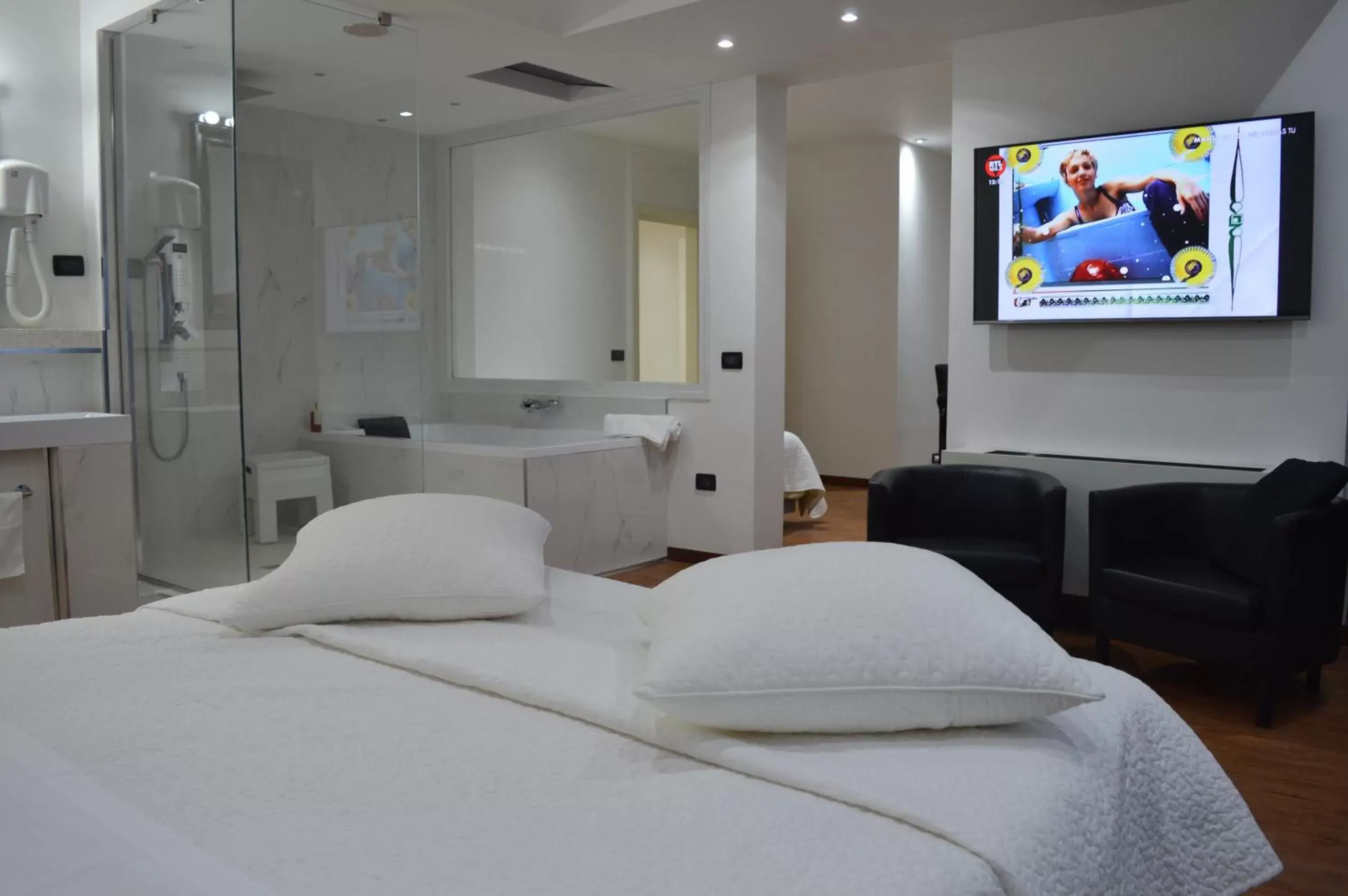 Shower, TV/Entertainment Center in Villa Alba Luxury Resort