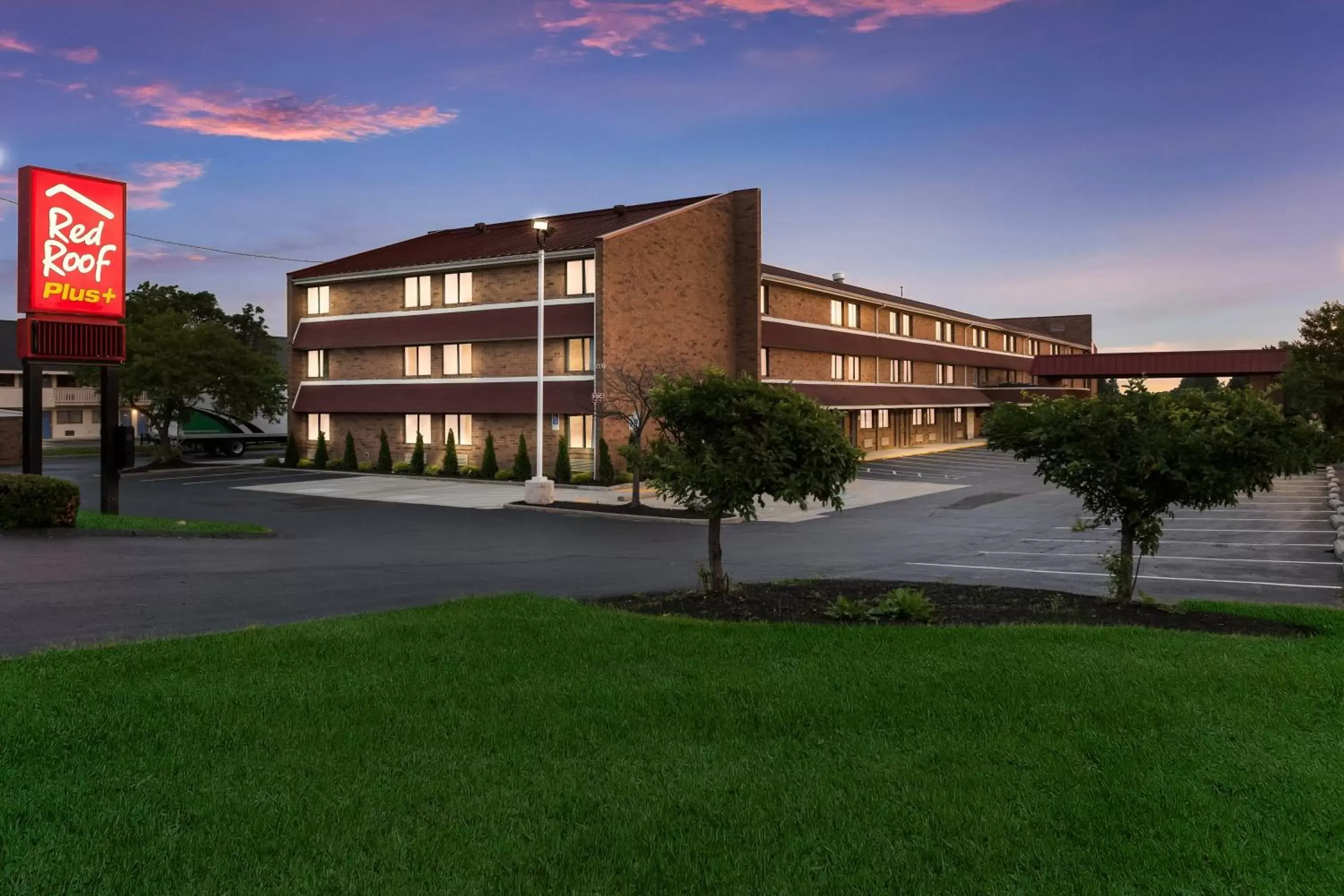 Property building in Red Roof Inn PLUS+ Columbus - Worthington Property building in Red Roof Inn PLUS+ Columbus - Worthington