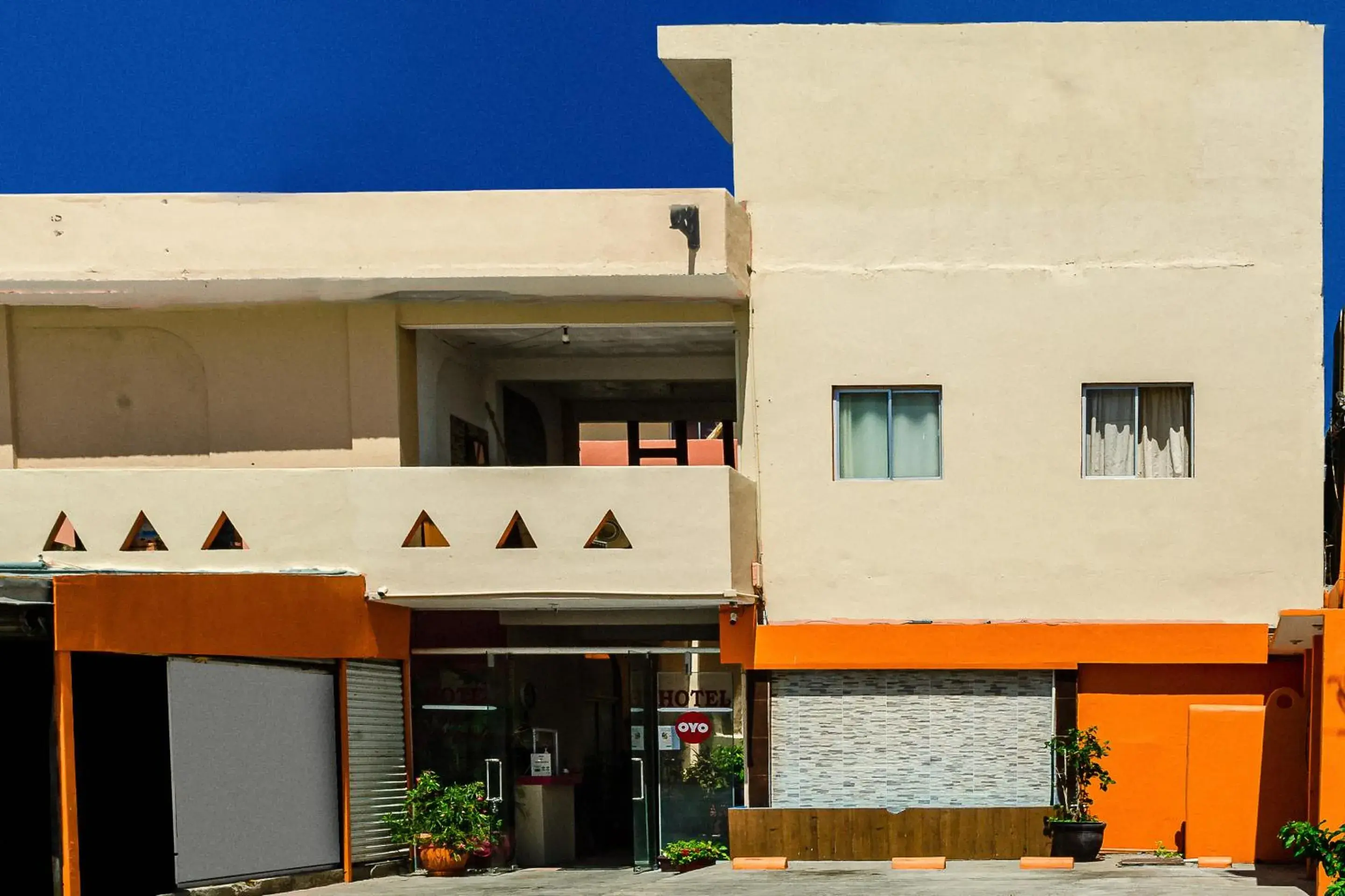 Facade/entrance, Property Building in OYO Hotel Cabo Del Sur, Cabo San Lucas