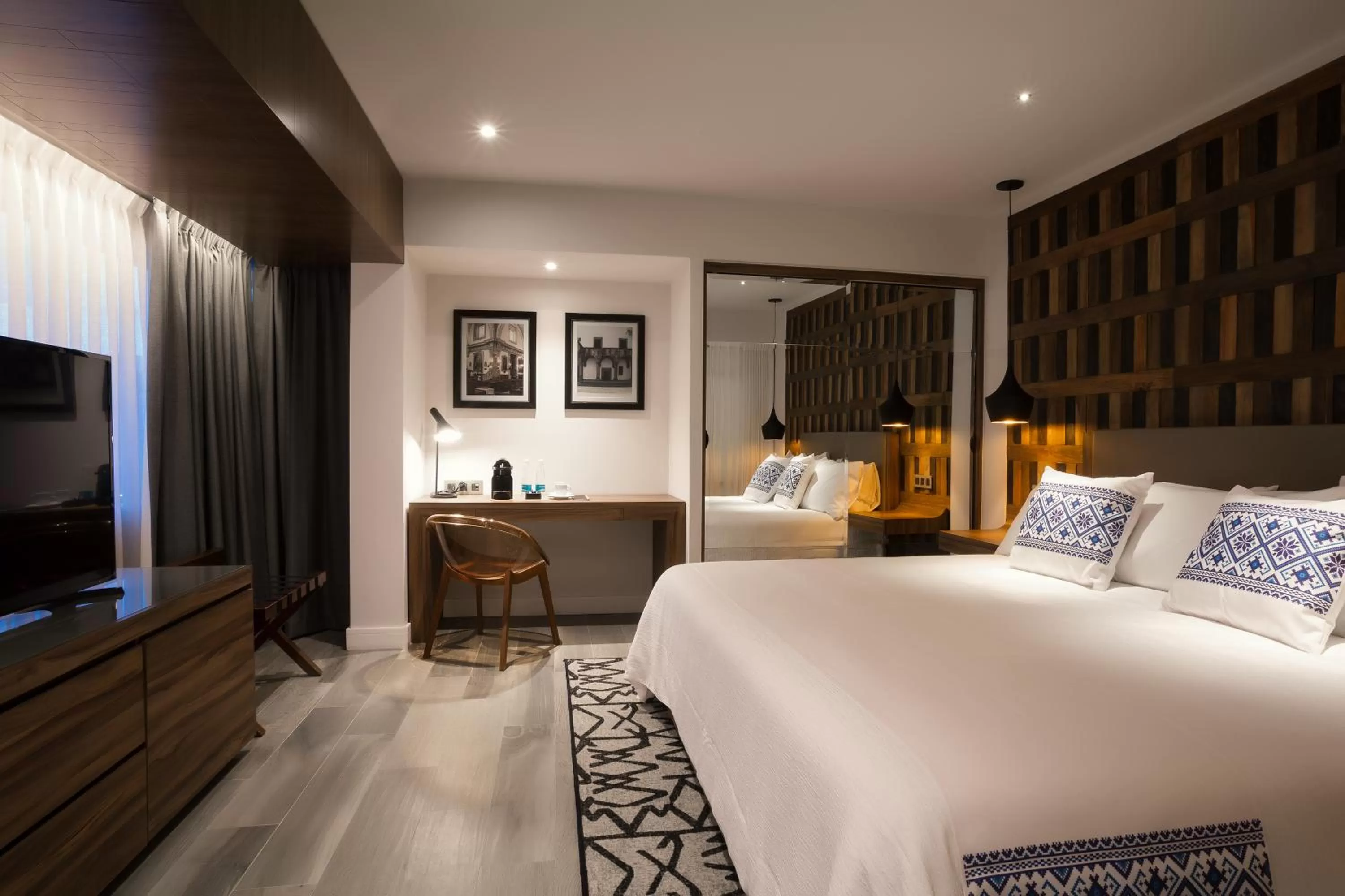 Photo of the whole room, Bed in Hotel Indigo Guadalajara Expo by IHG