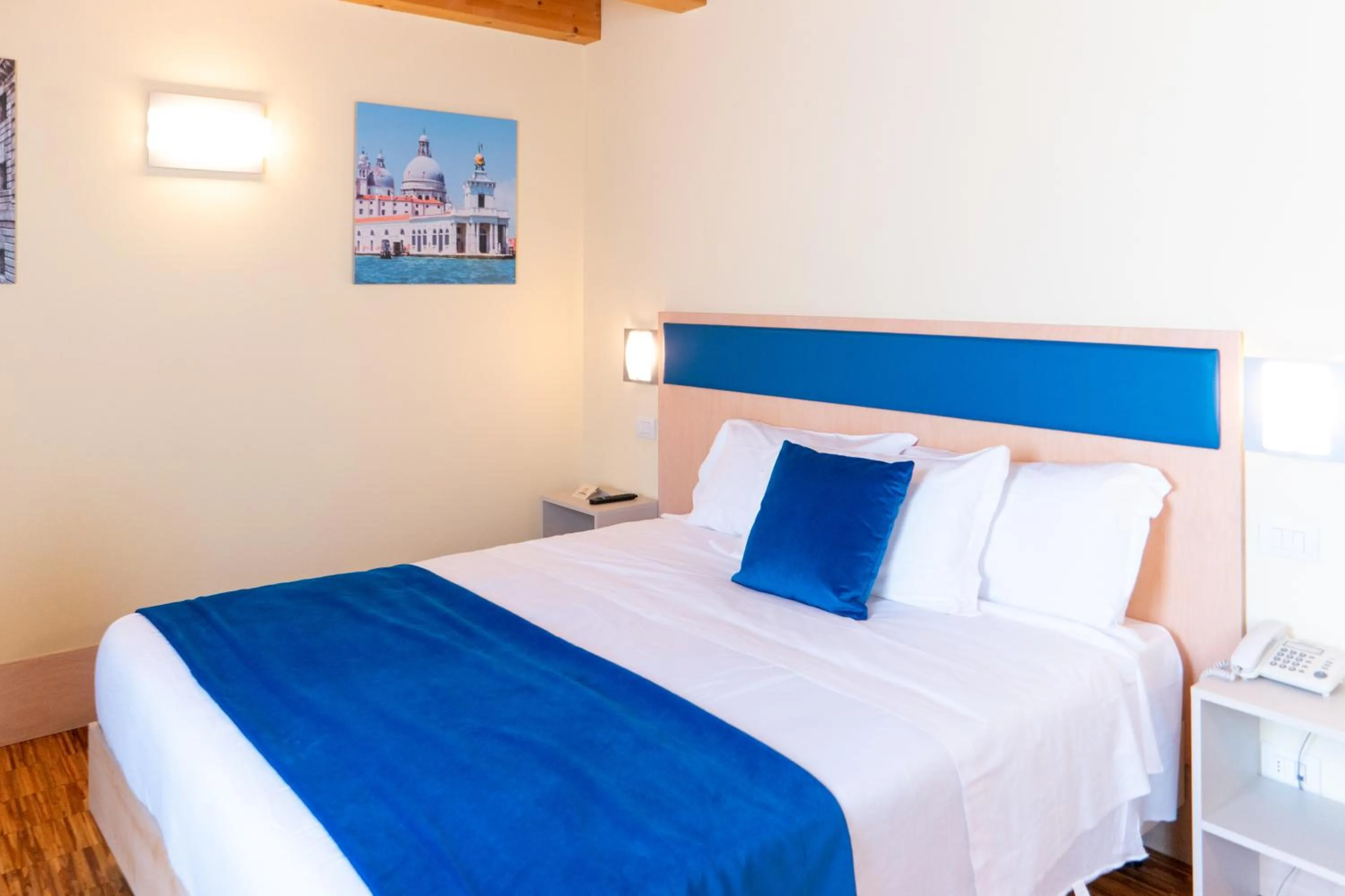 Bedroom in Hotel Autoespresso Venice - Atika & Atif