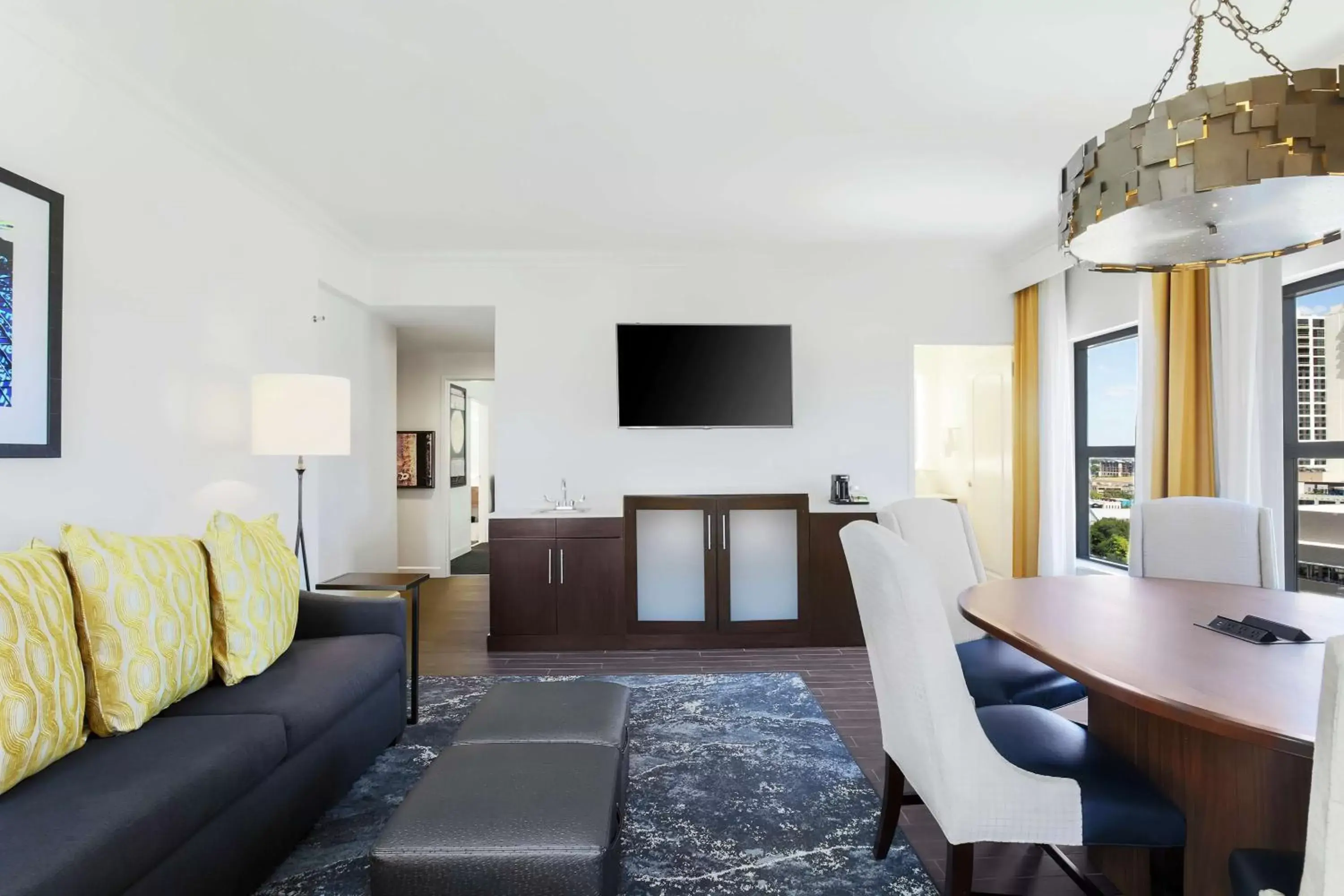 Living room, Seating Area in Hampton Inn & Suites Austin-Downtown/Convention Center