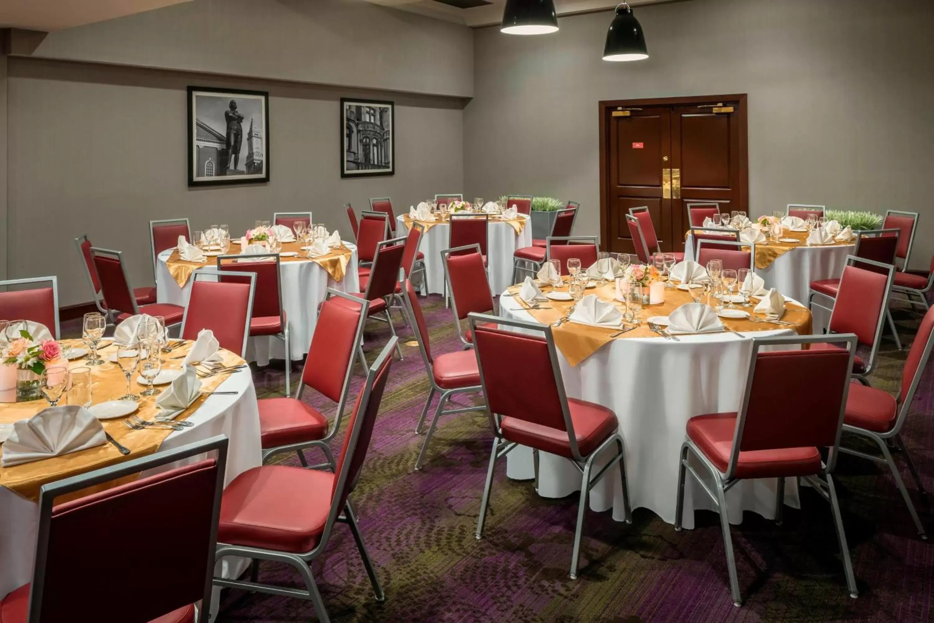 Meeting/conference room, Restaurant/Places to Eat in Four Points by Sheraton Boston Logan Airport Revere