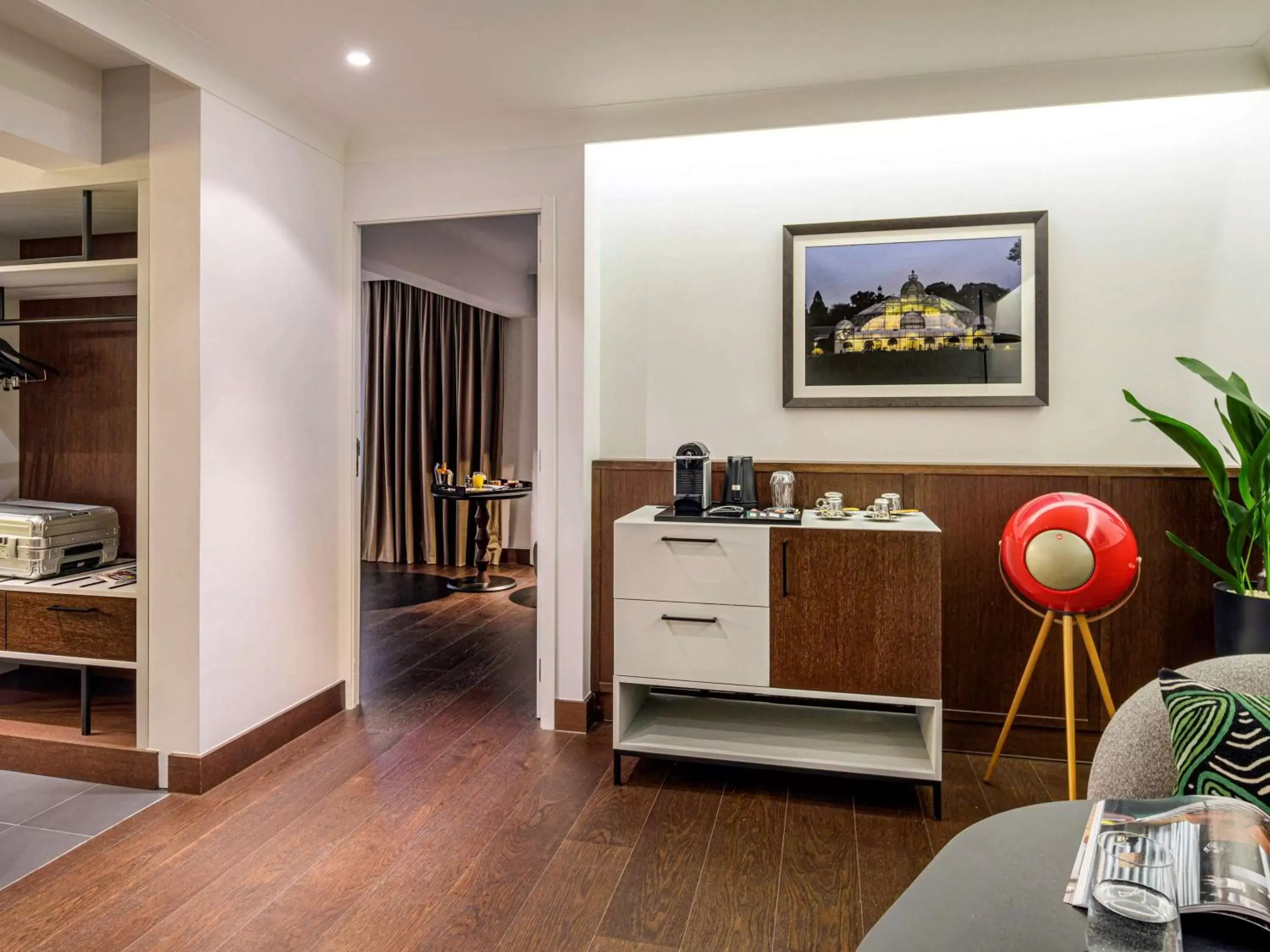 Photo of the whole room, Kitchen/Kitchenette in Le Louise Hotel Brussels - MGallery