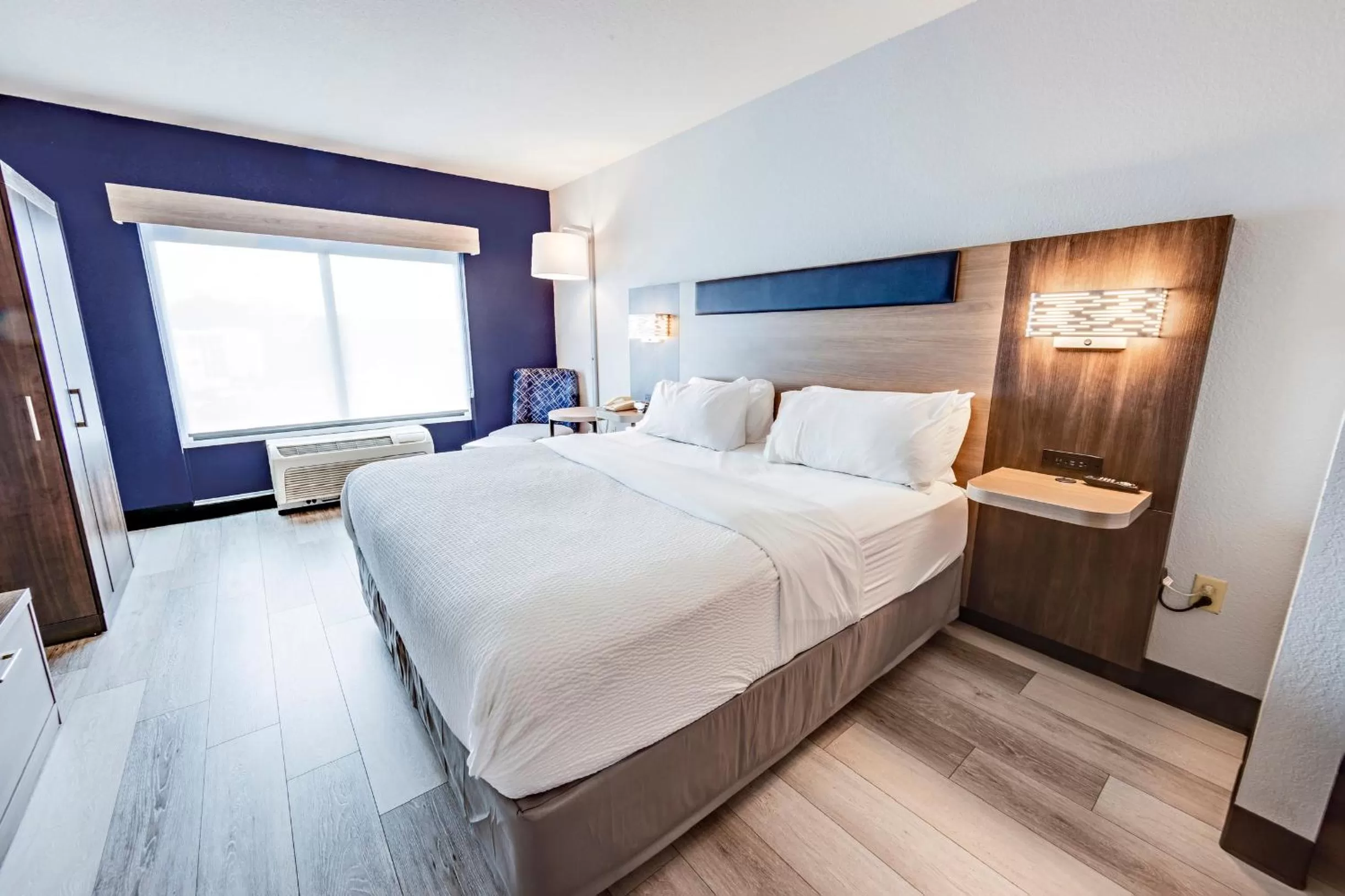 Bed in Holiday Inn Express Hotel & Suites Ohio State University- OSU Medical Center by IHG