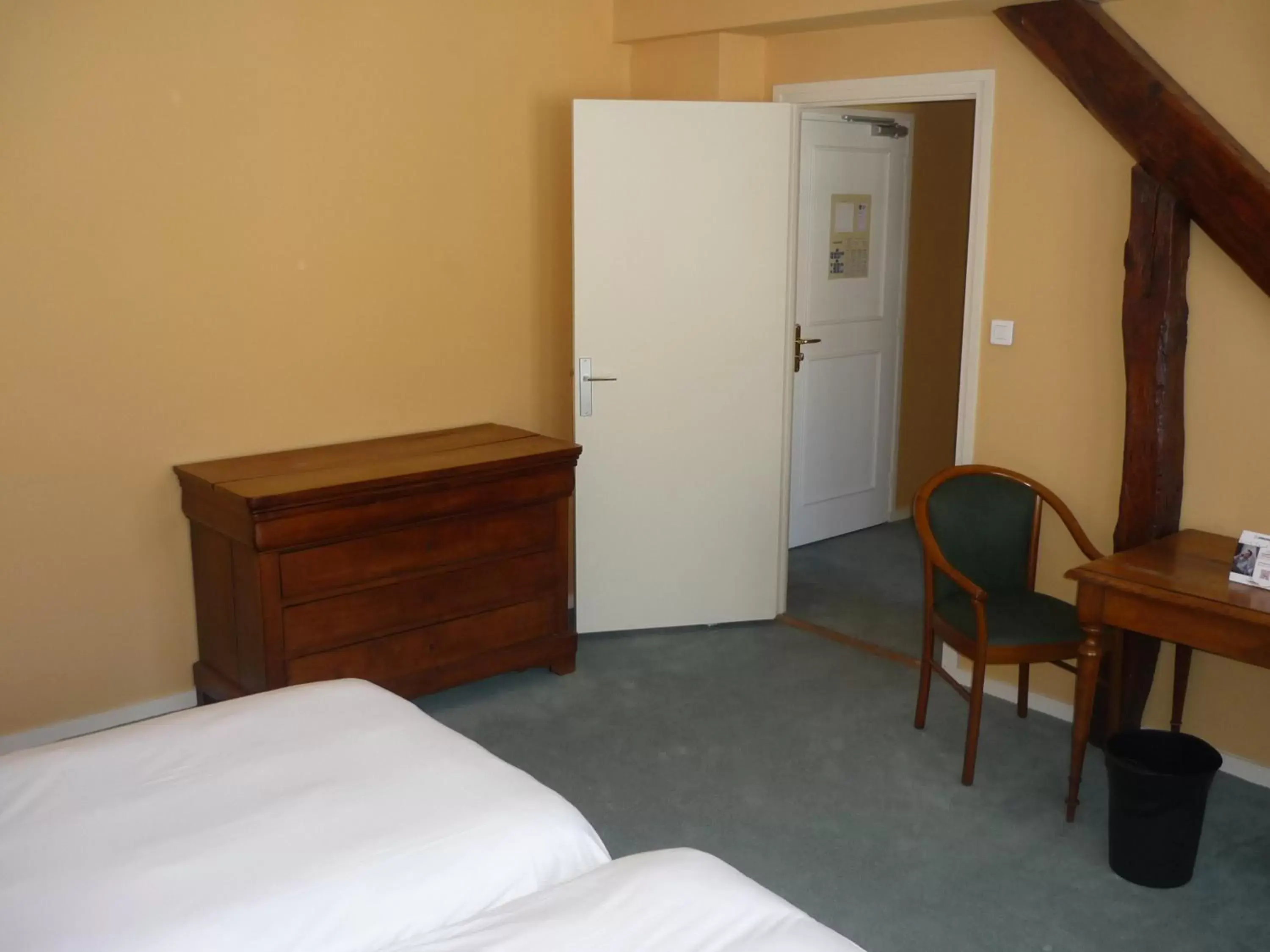 Photo of the whole room, Bed in The Originals Boutique, Hôtel Terminus, Bourg-en-Bresse Gare (Qualys-Hotel)