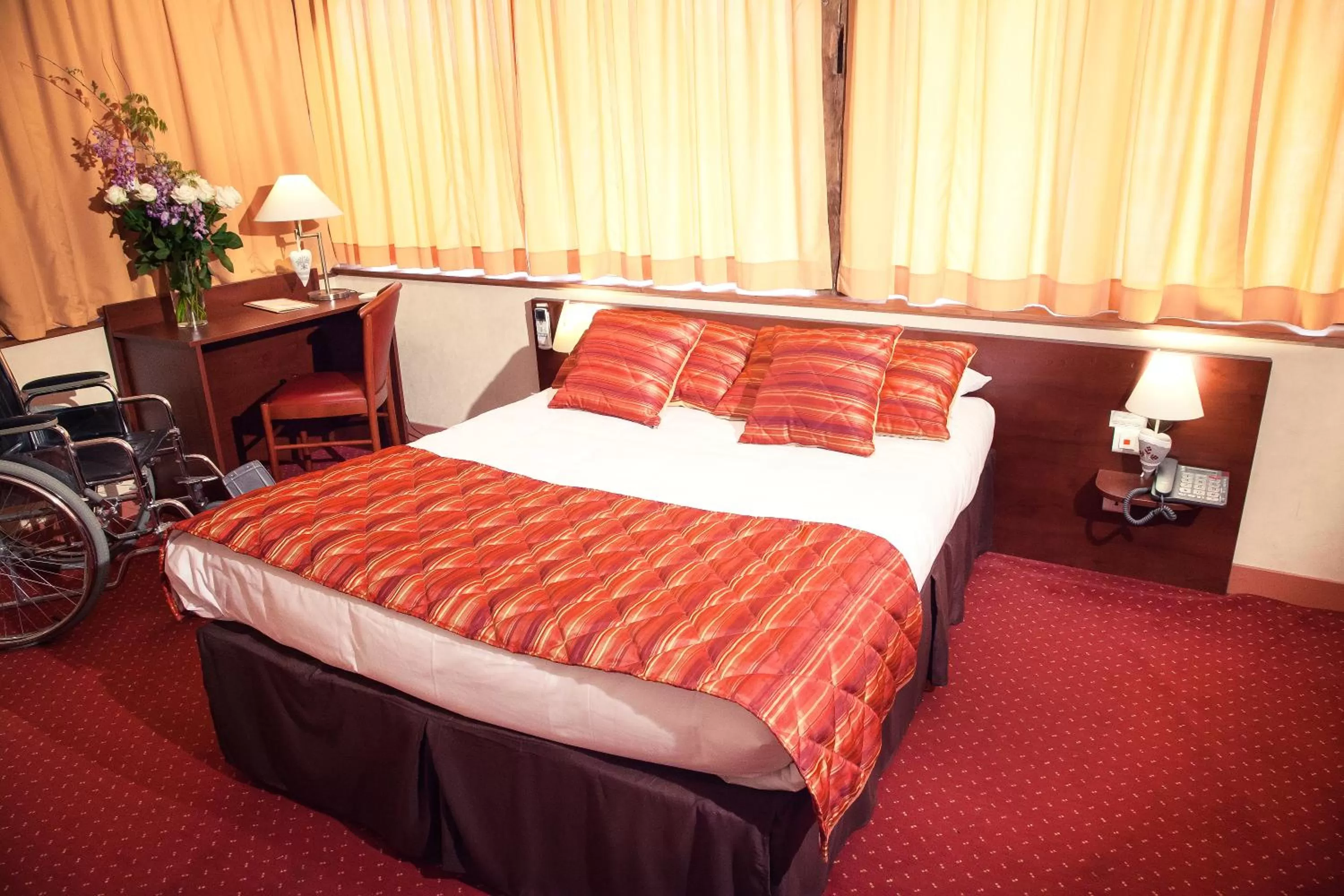 Photo of the whole room, Bed in Au Feu de Bois