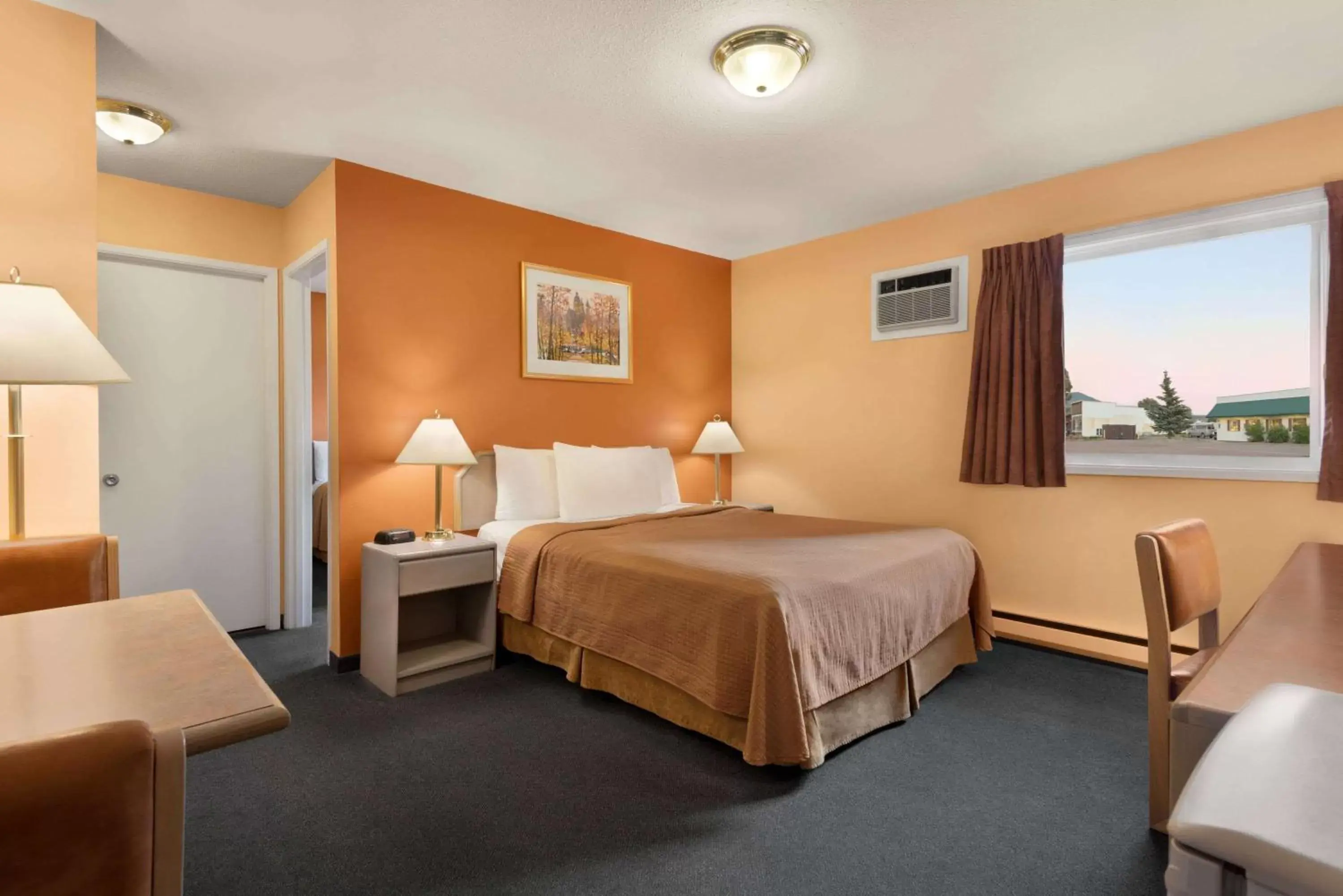 Photo of the whole room, Bed in Travelodge by Wyndham Quesnel BC