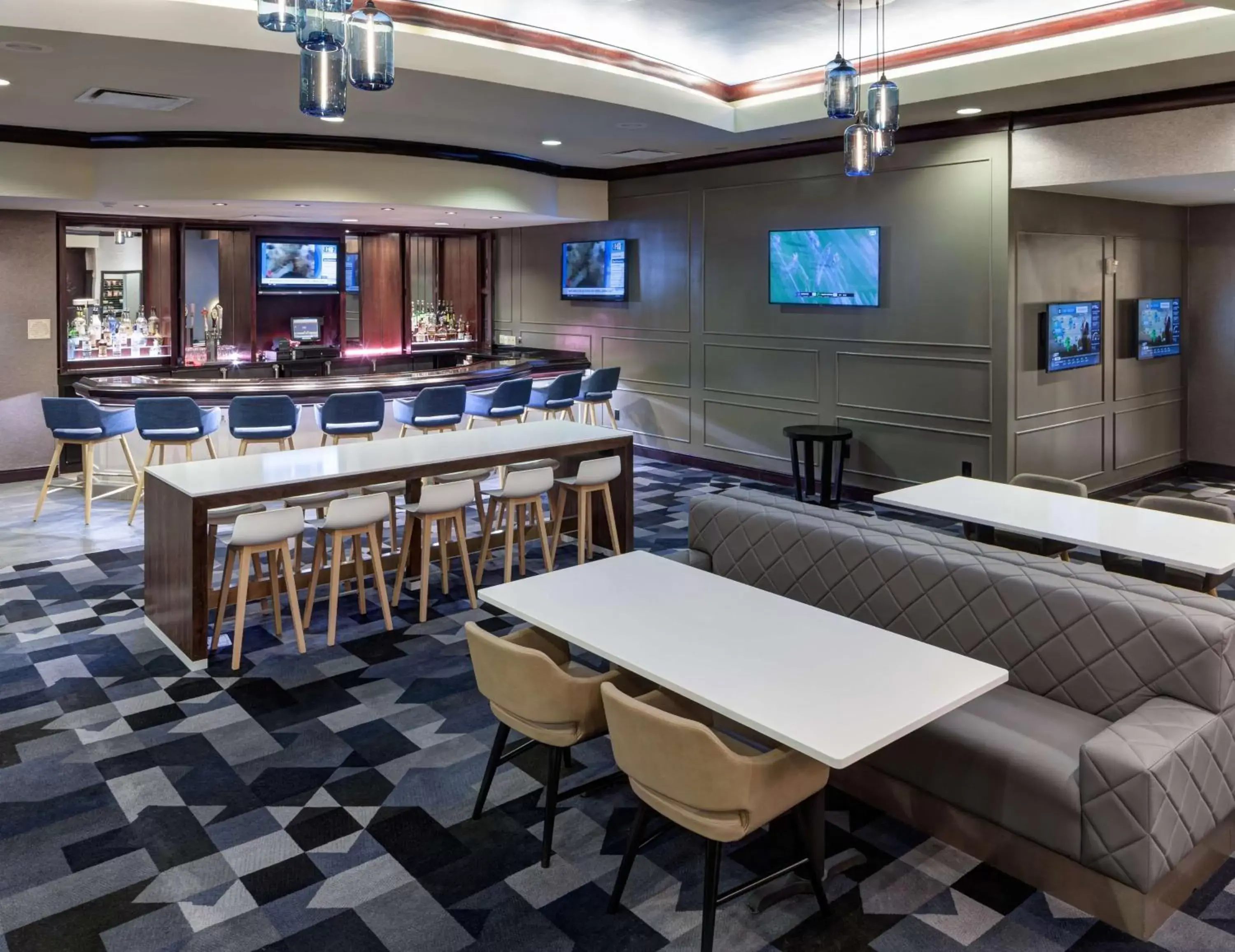 Lounge or bar in Embassy Suites by Hilton Tampa Brandon