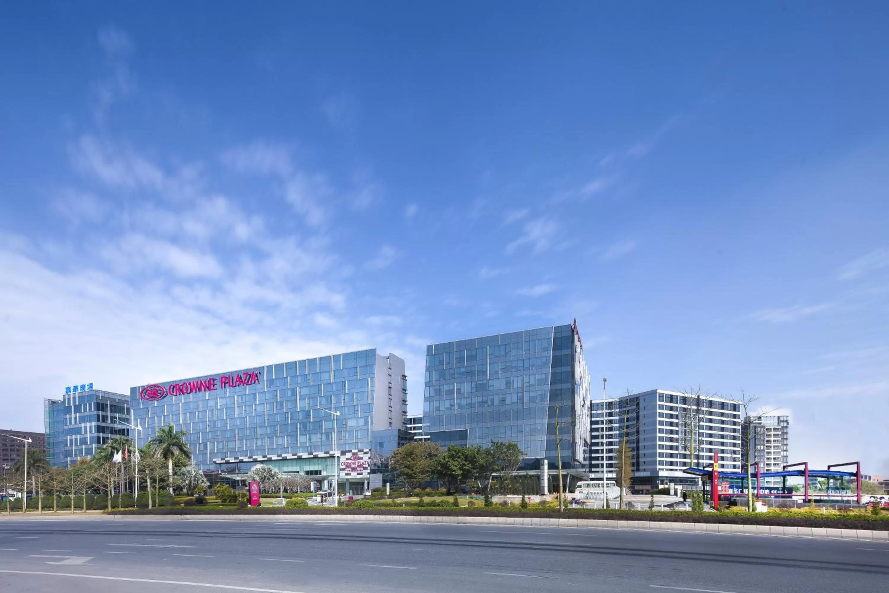 Property building in Crowne Plaza Guangzhou Huadu by IHG - Free Shuttle bus between hotel to Exhibition Center During Canton Fair