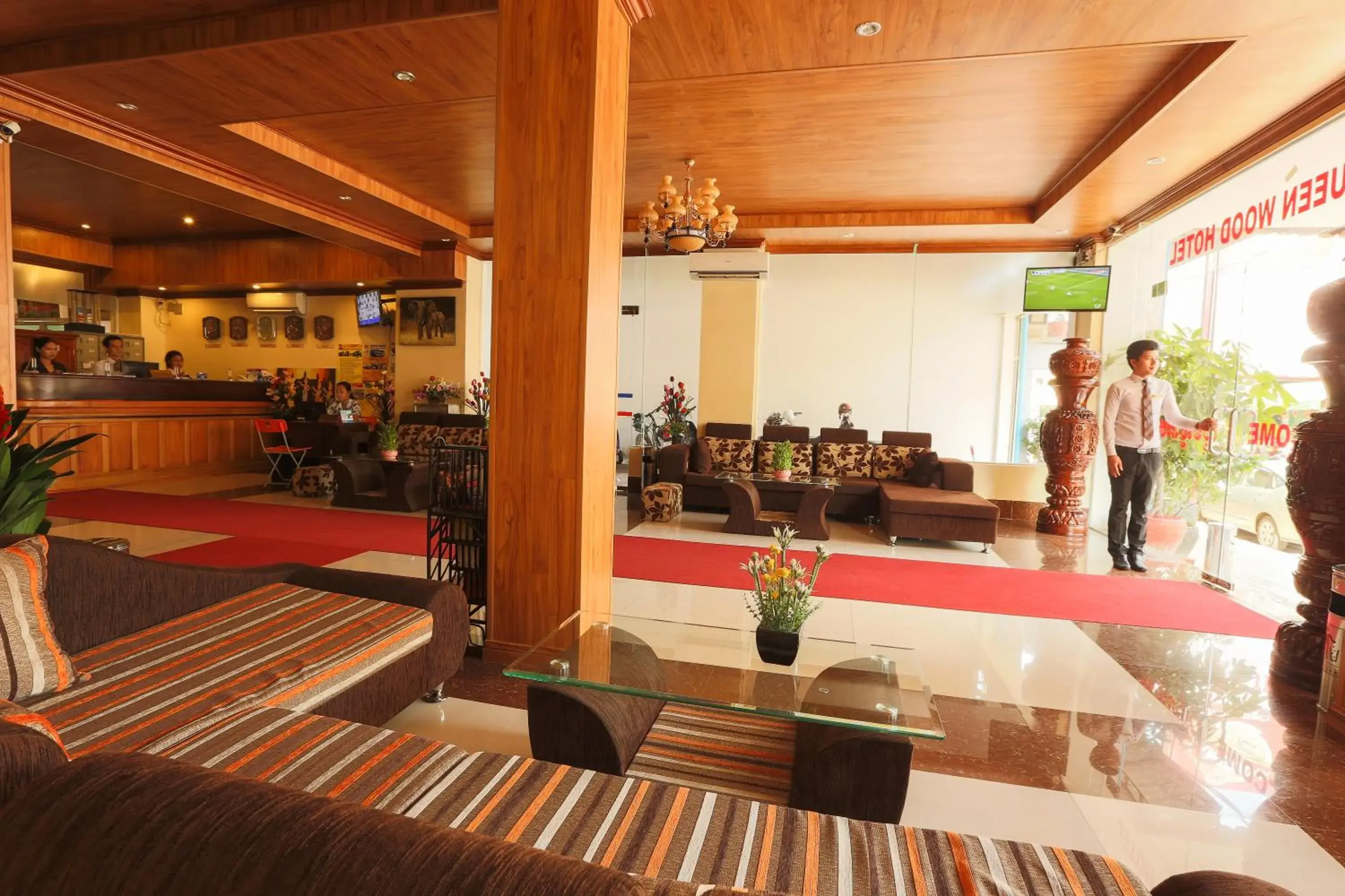 Lobby or reception in Queen Wood Hotel