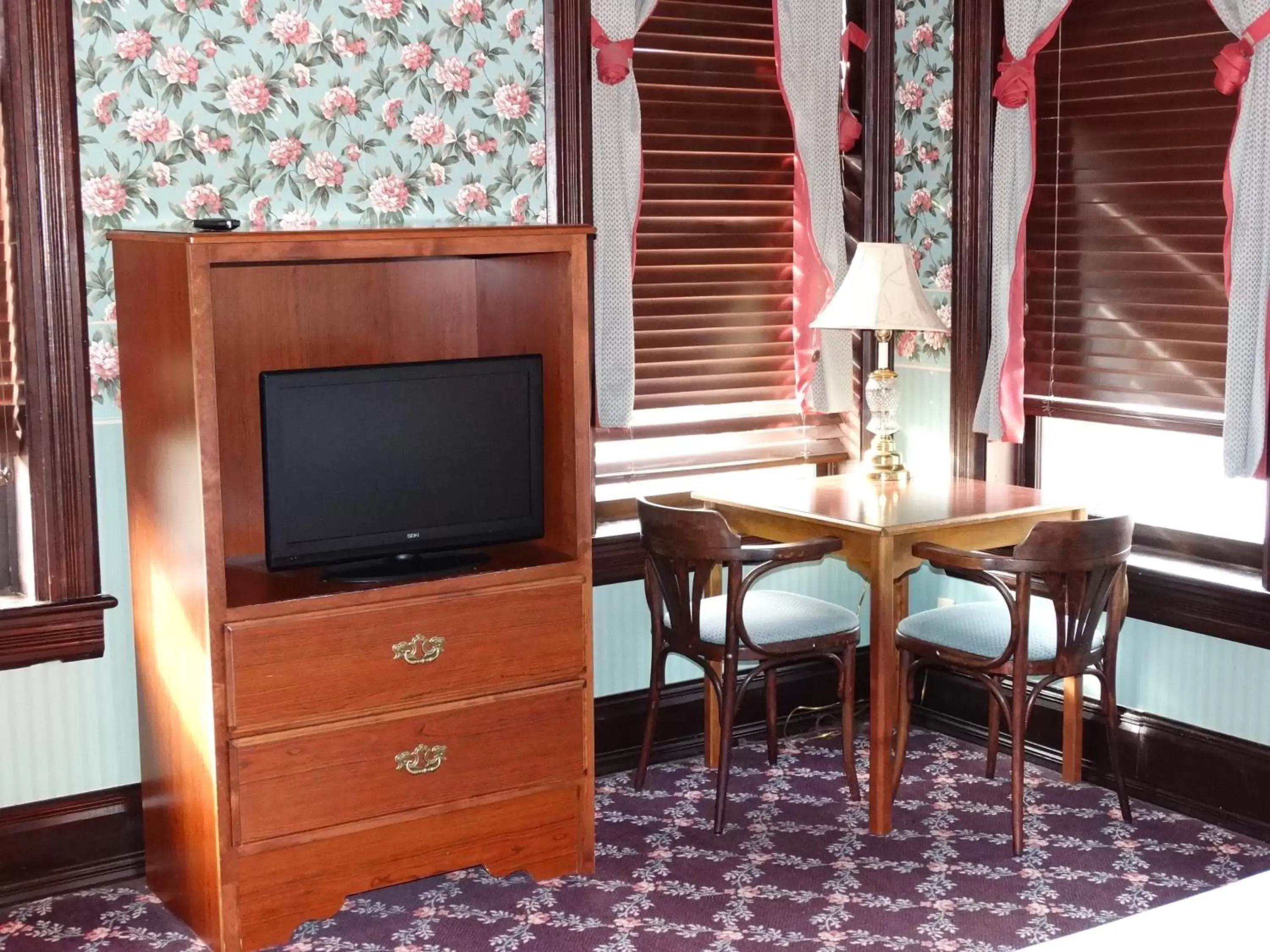 Seating area, TV/Entertainment Center in Historic Iron Horse Inn - Deadwood