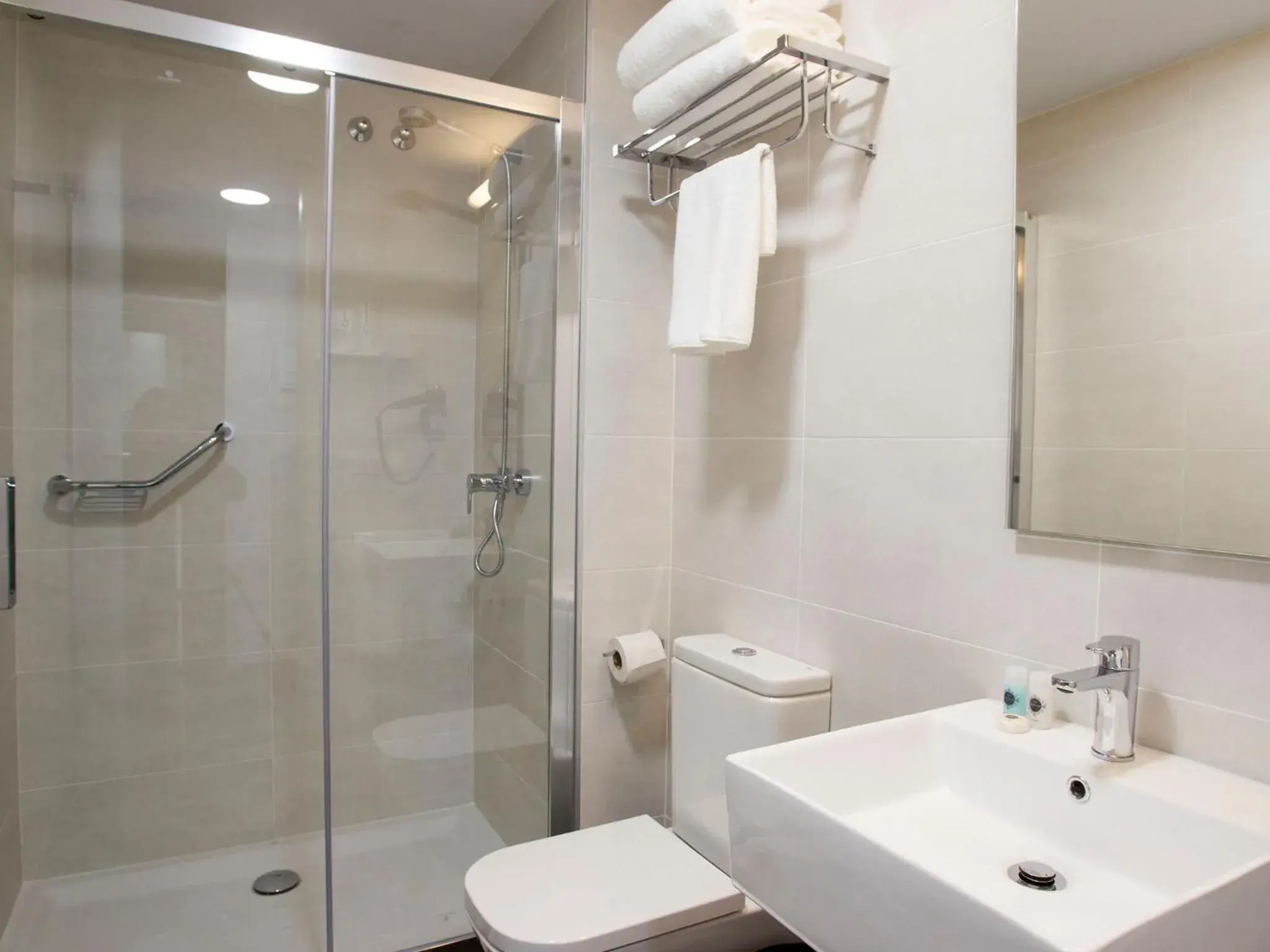 Shower, Bathroom in Hotel Lux Santiago
