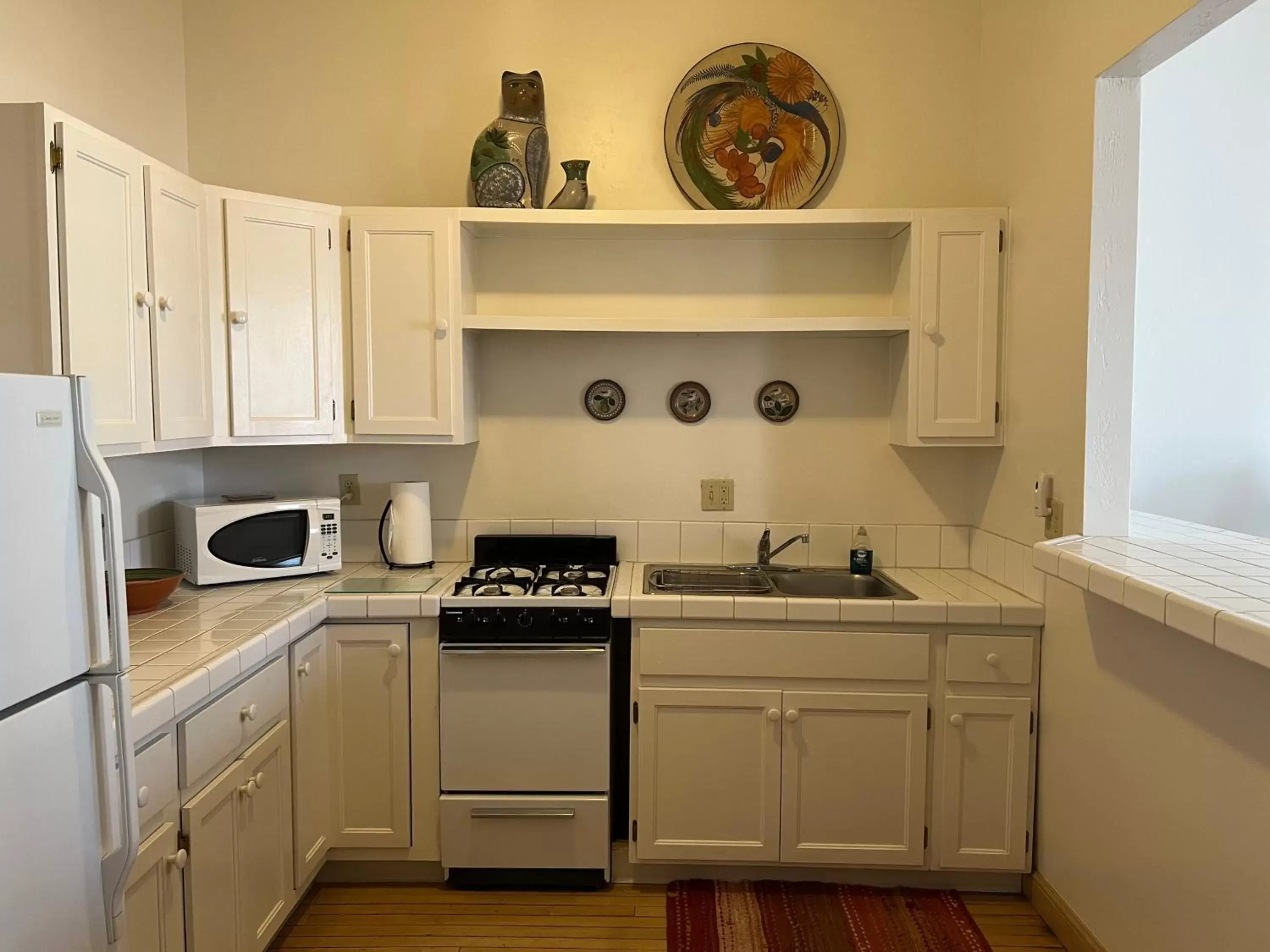 Kitchen or kitchenette, Kitchen/Kitchenette in Canyon Rose Suites