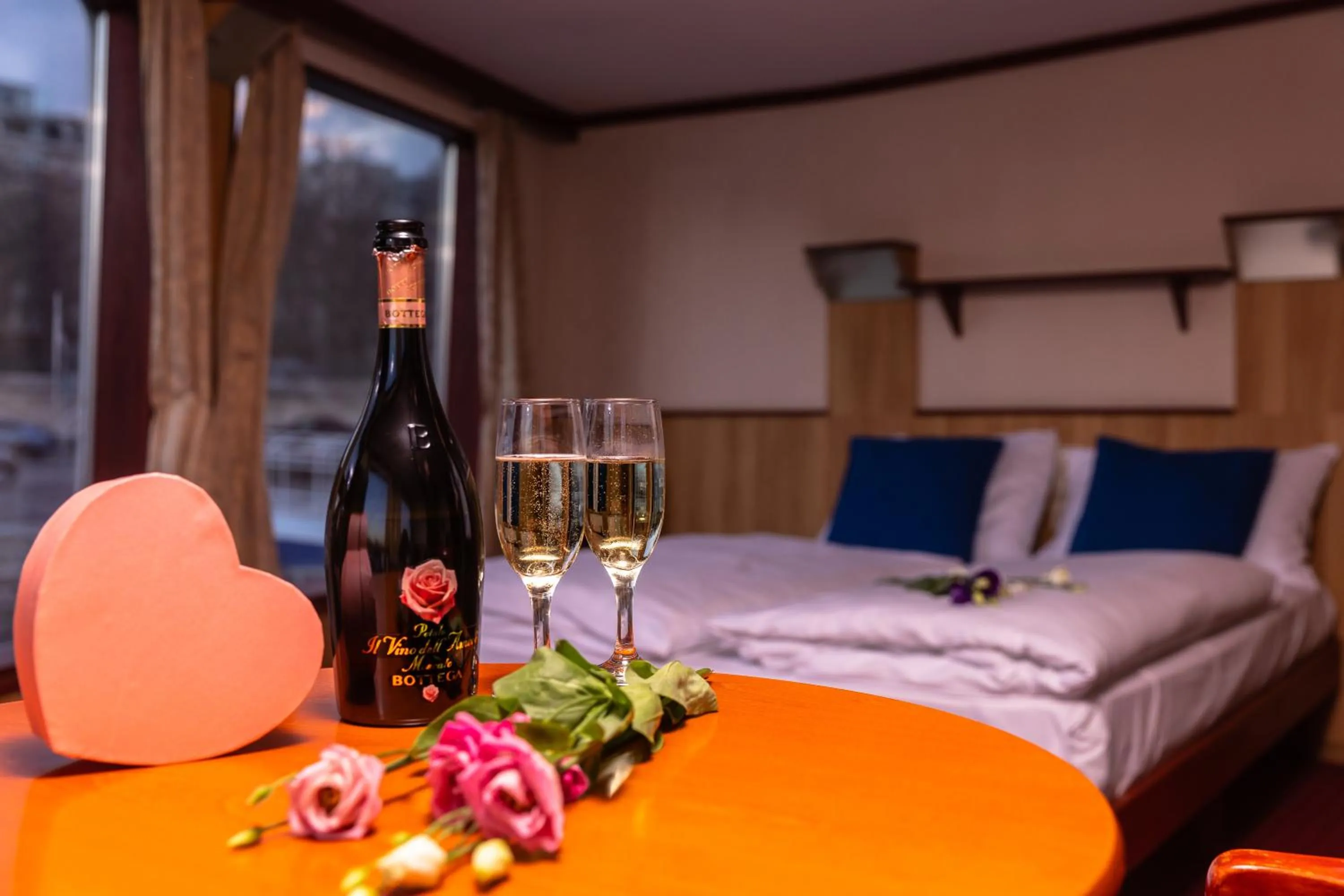 Bed in Fortuna Boat Hotel Budapest