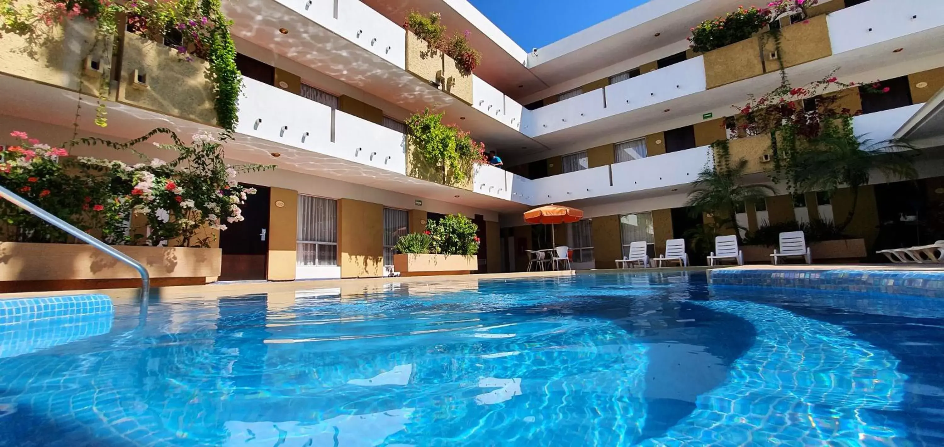 Swimming Pool in Hotel Azteca Inn