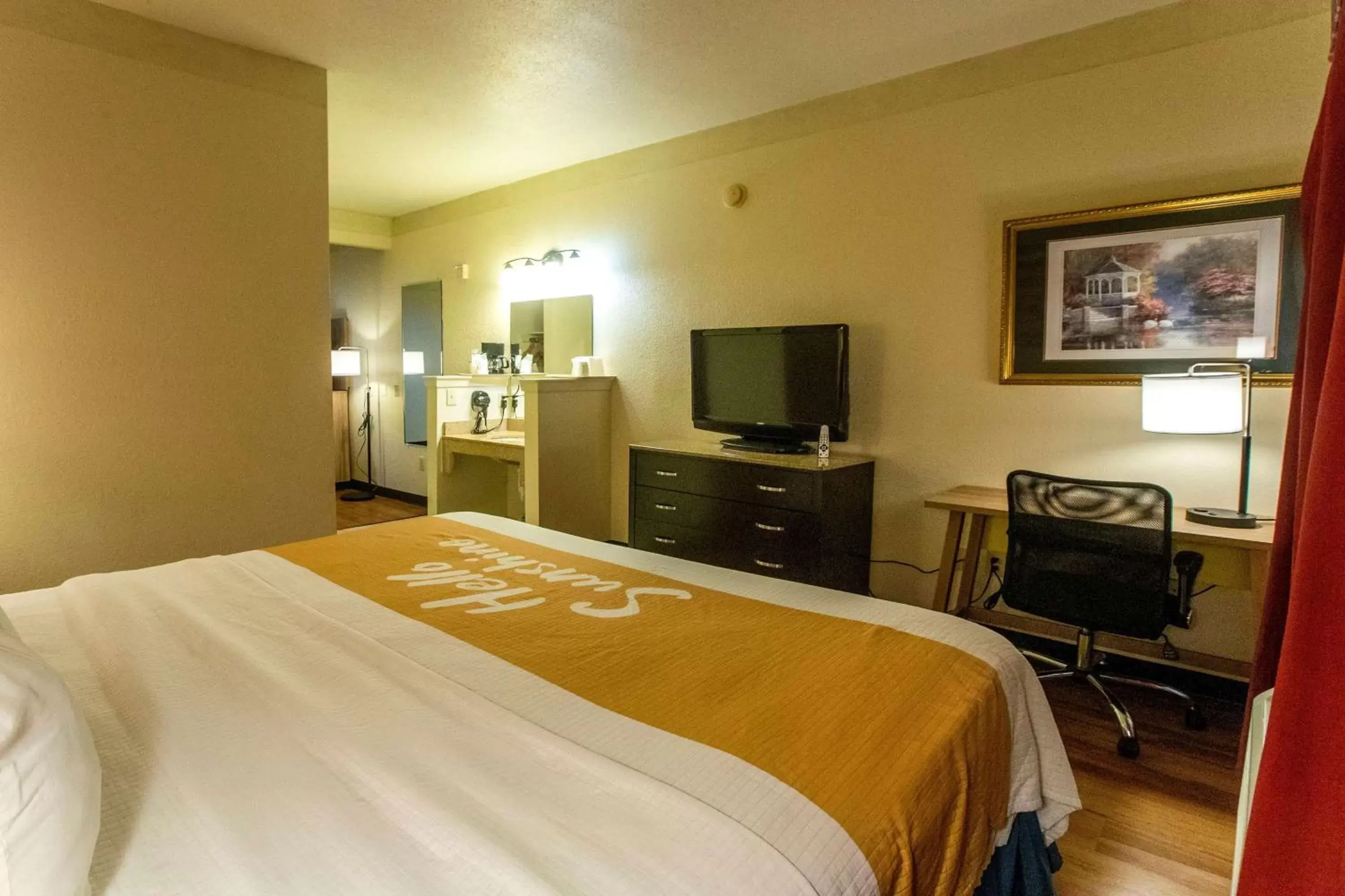 Photo of the whole room, Bed in Days Inn & Suites by Wyndham Houston North/Aldine