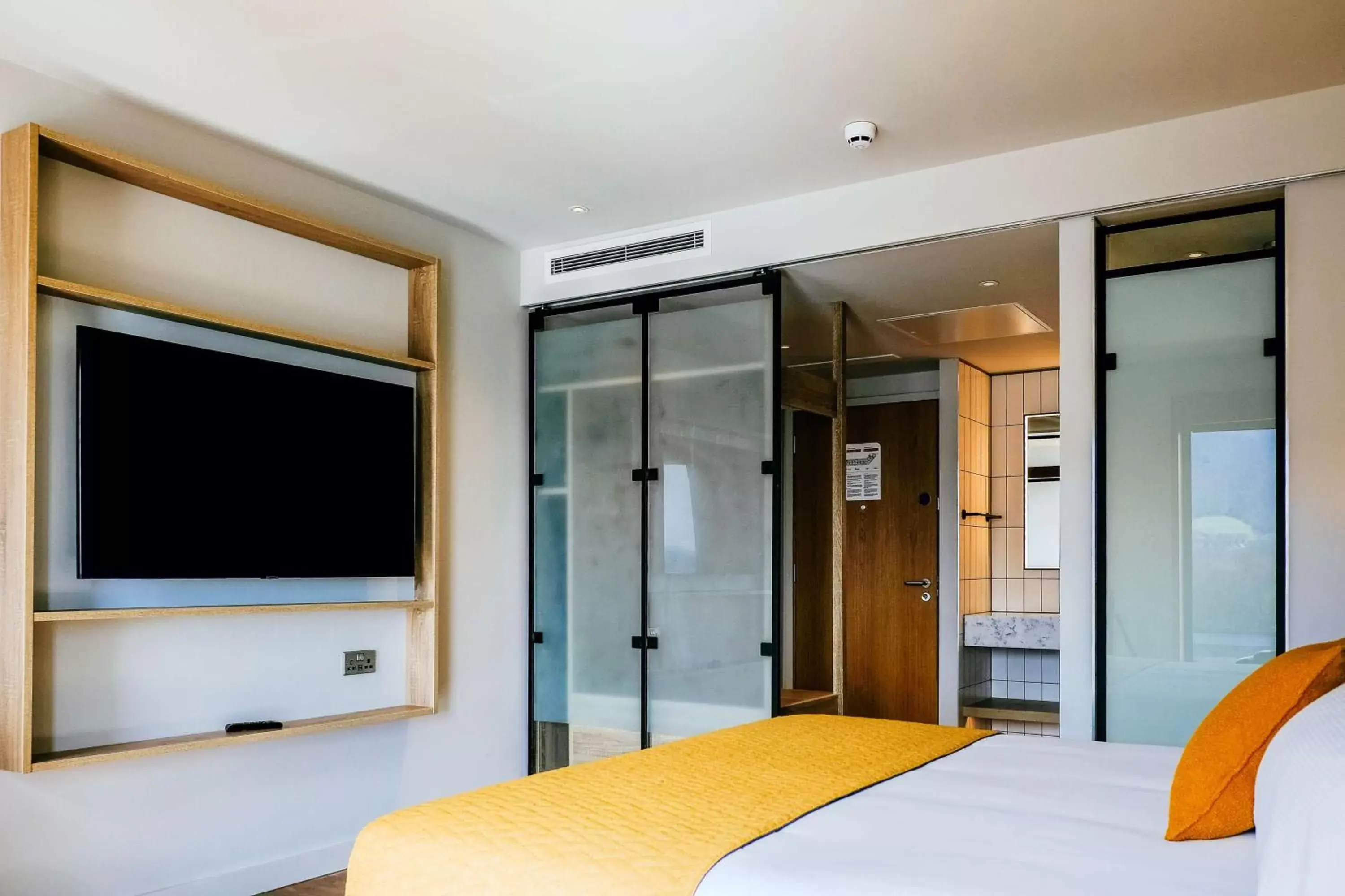 Bedroom, TV/Entertainment Center in Hilton Garden Inn Snowdonia