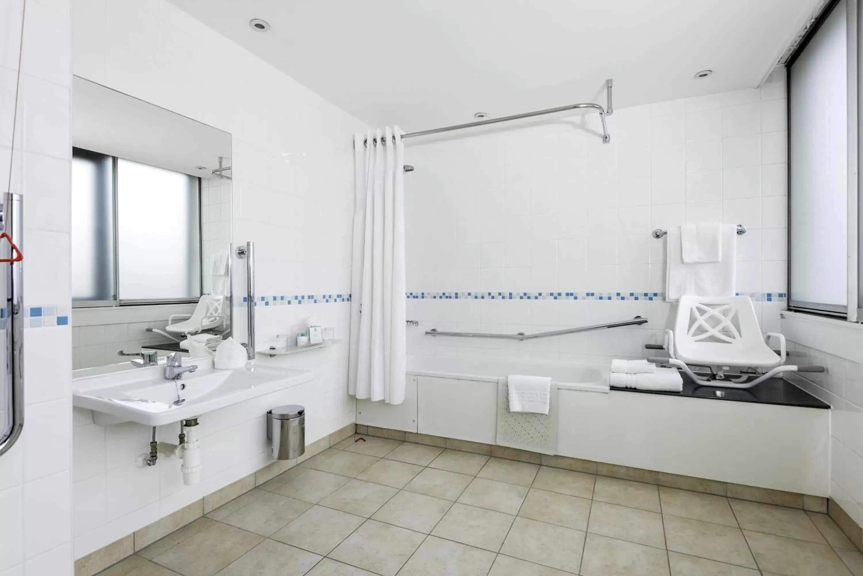 Photo of the whole room, Bathroom in Holiday Inn - Glasgow Airport, an IHG Hotel