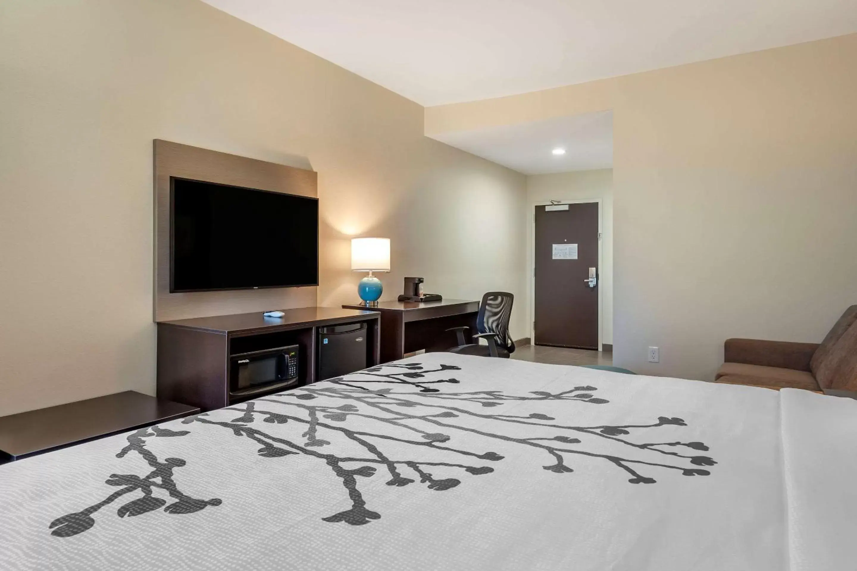 Photo of the whole room, Bed in Sleep Inn & Suites