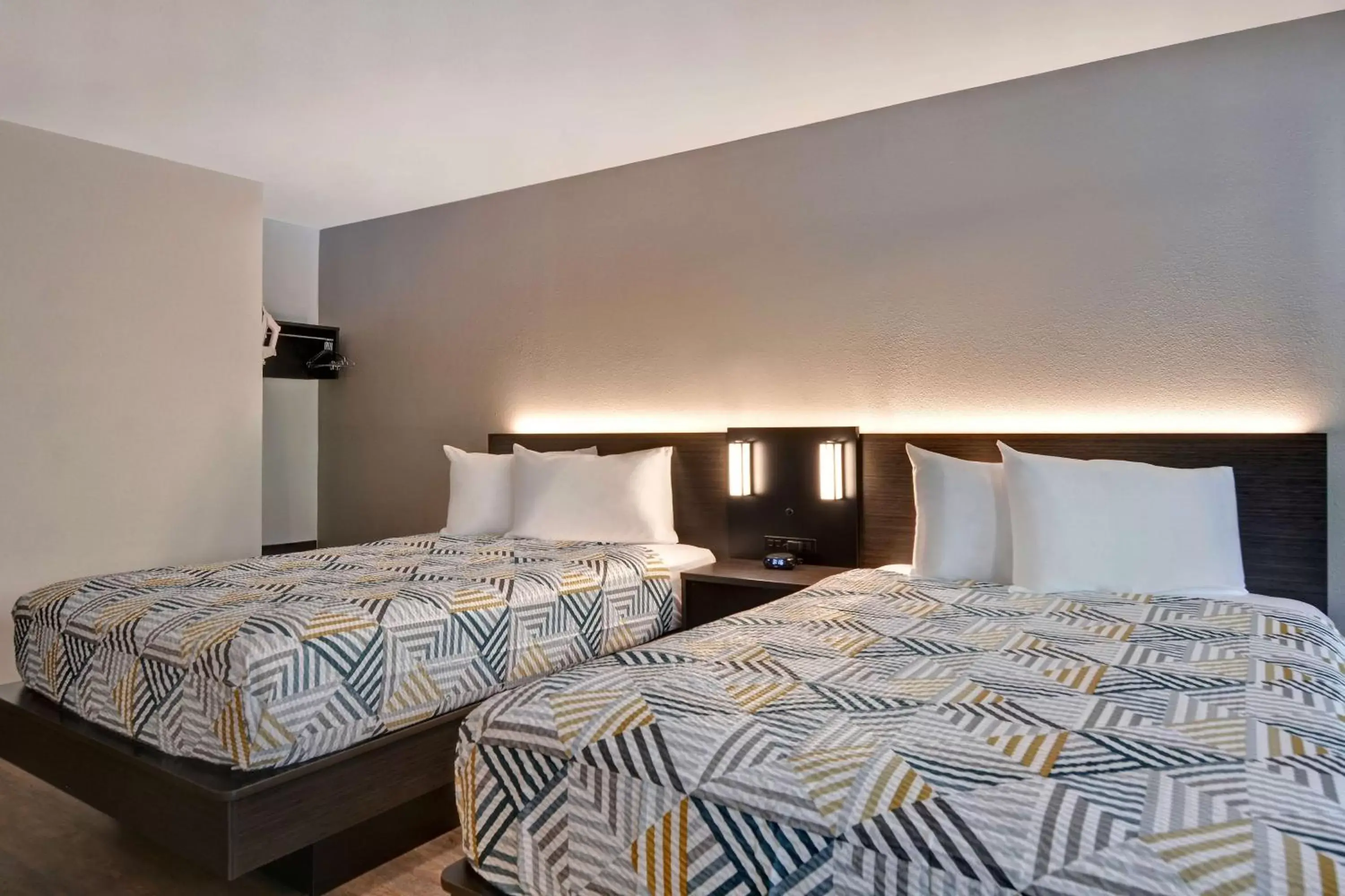 Photo of the whole room, Bed in Studio 6-Jacksonville, FL - Baymeadows Photo of the whole room, Bed in Studio 6-Jacksonville, FL - Baymeadows