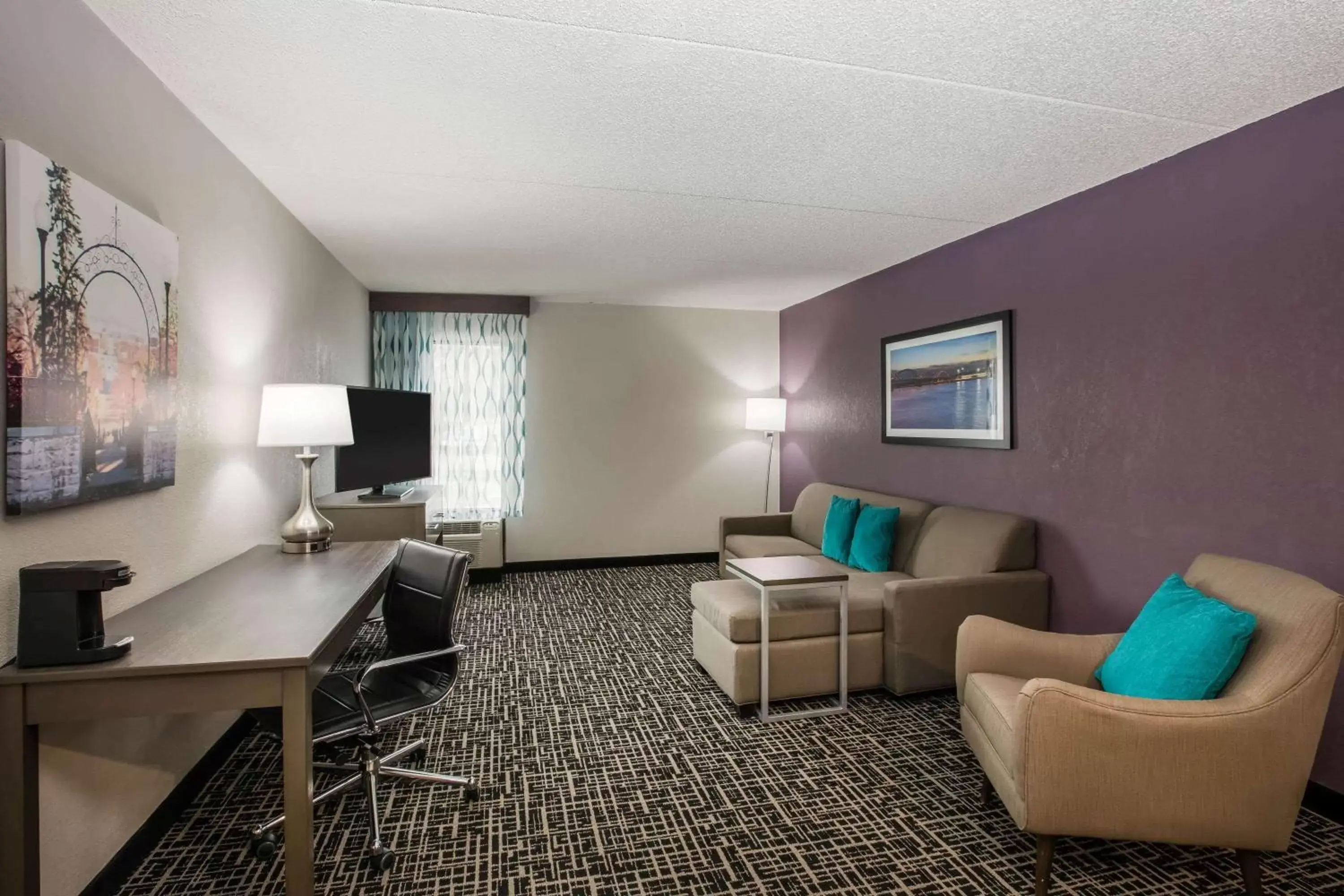 Photo of the whole room, Seating Area in La Quinta Inn by Wyndham Davenport & Conference Center