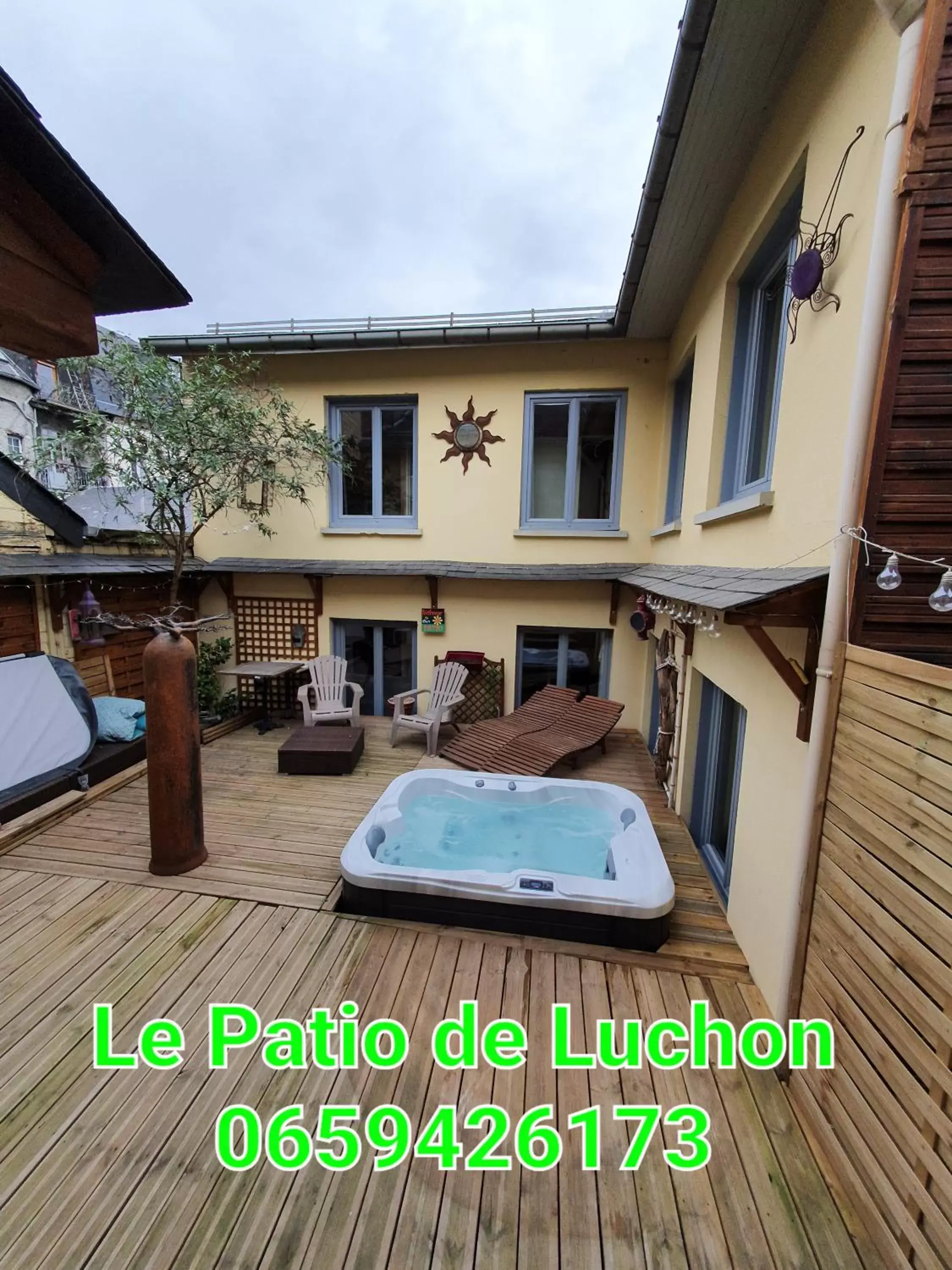 Comfort Quadruple Room in Le Patio de Luchon Comfort Quadruple Room in Le Patio de Luchon
