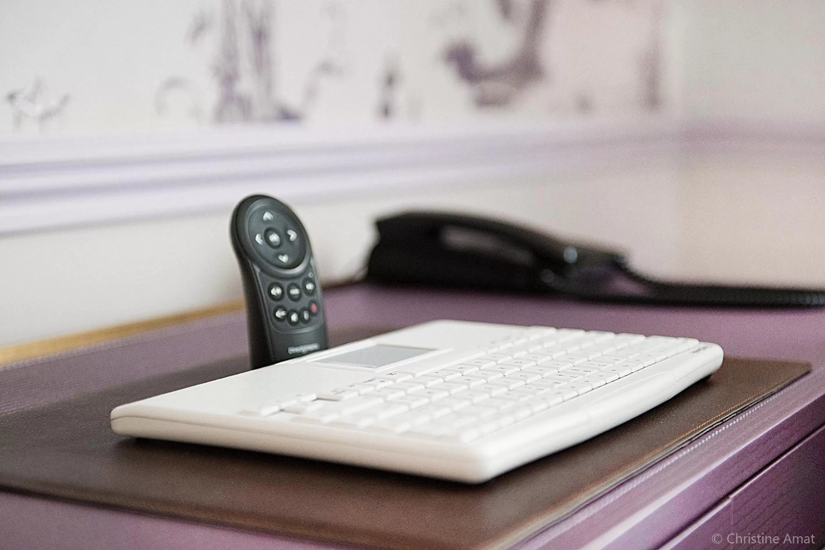 TV and multimedia in Hôtel de Sèze & Spa Bordeaux Centre