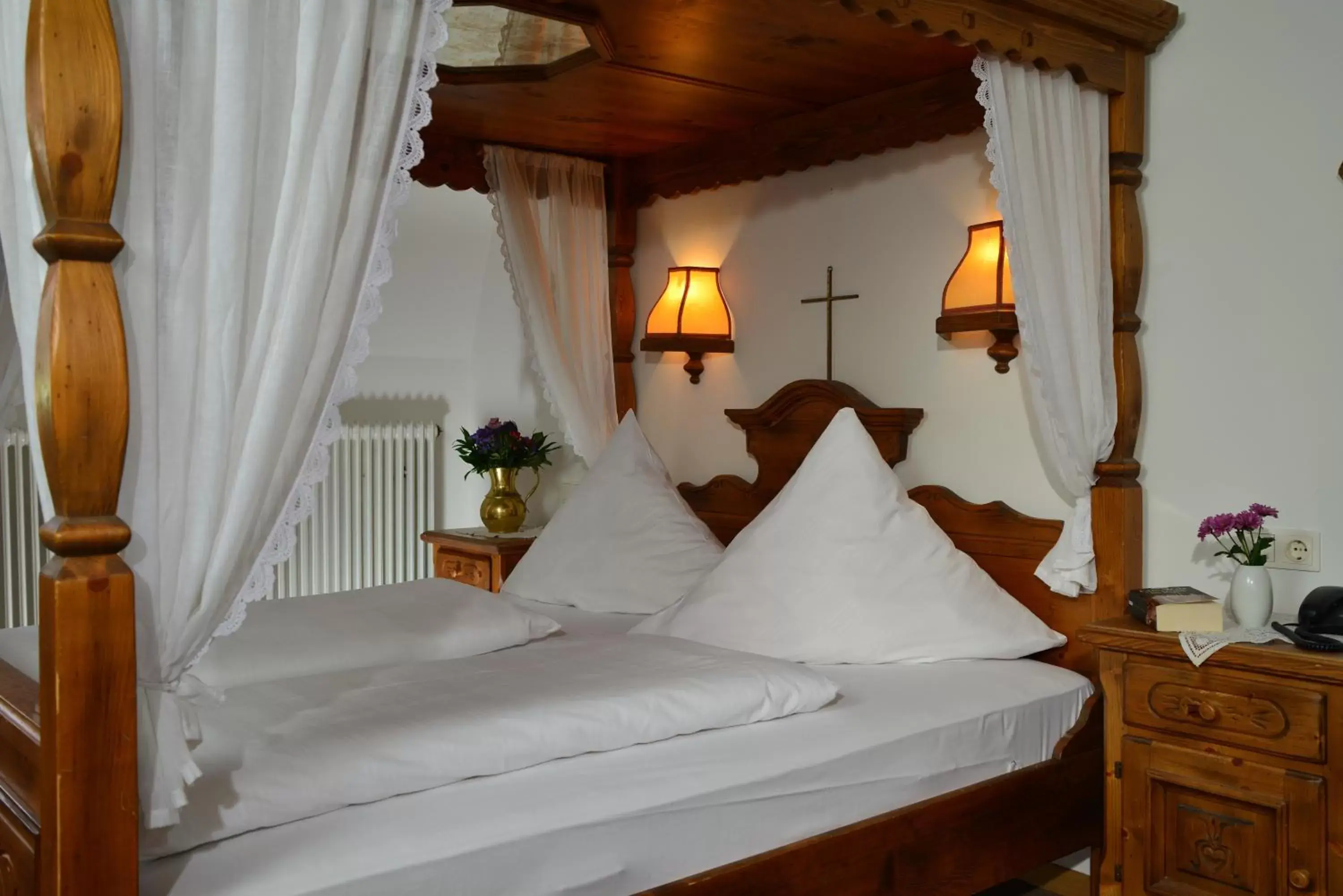 Bed in Romantica Hotel Blauer Hecht