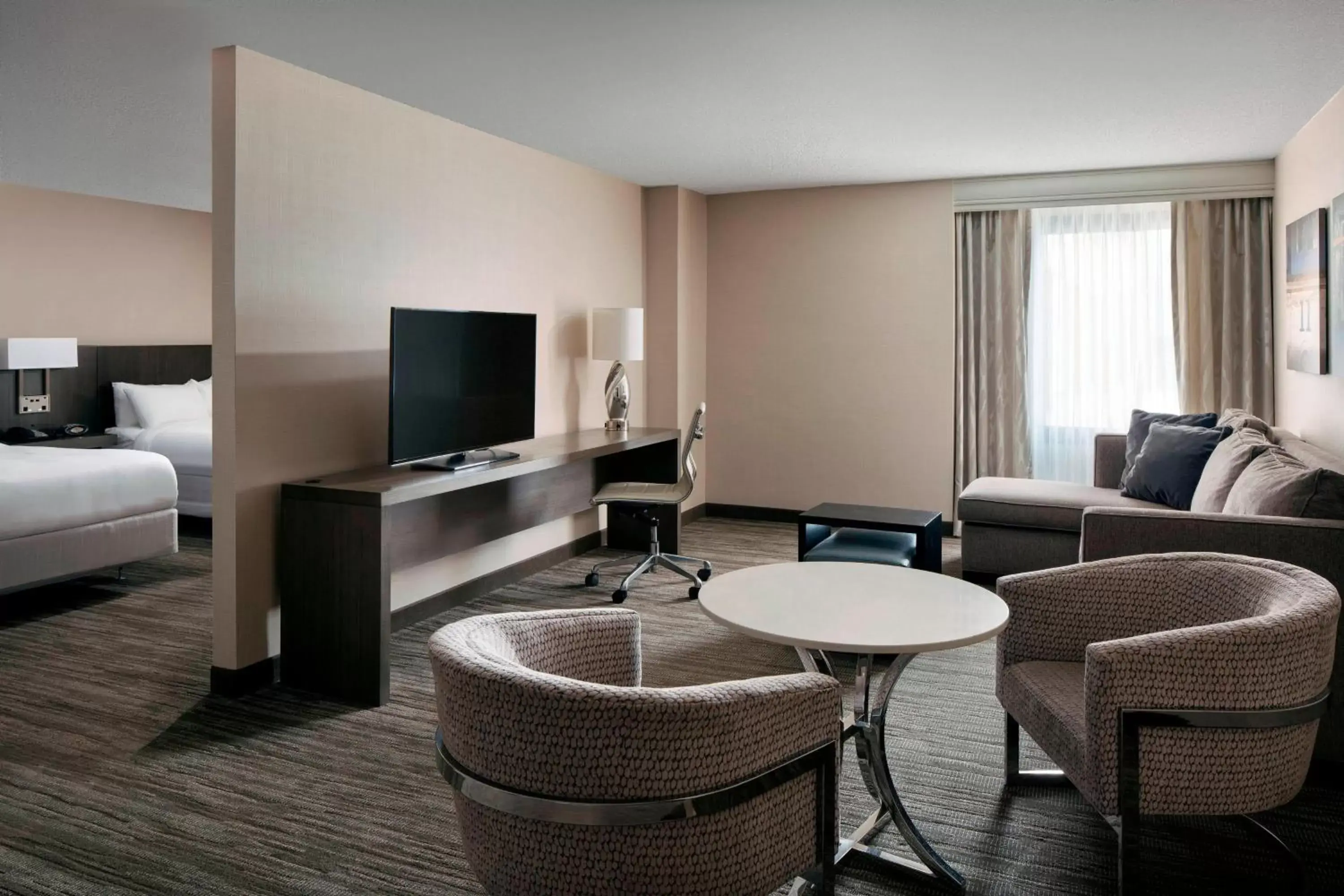 Photo of the whole room, Seating Area in San Francisco Airport Marriott Waterfront