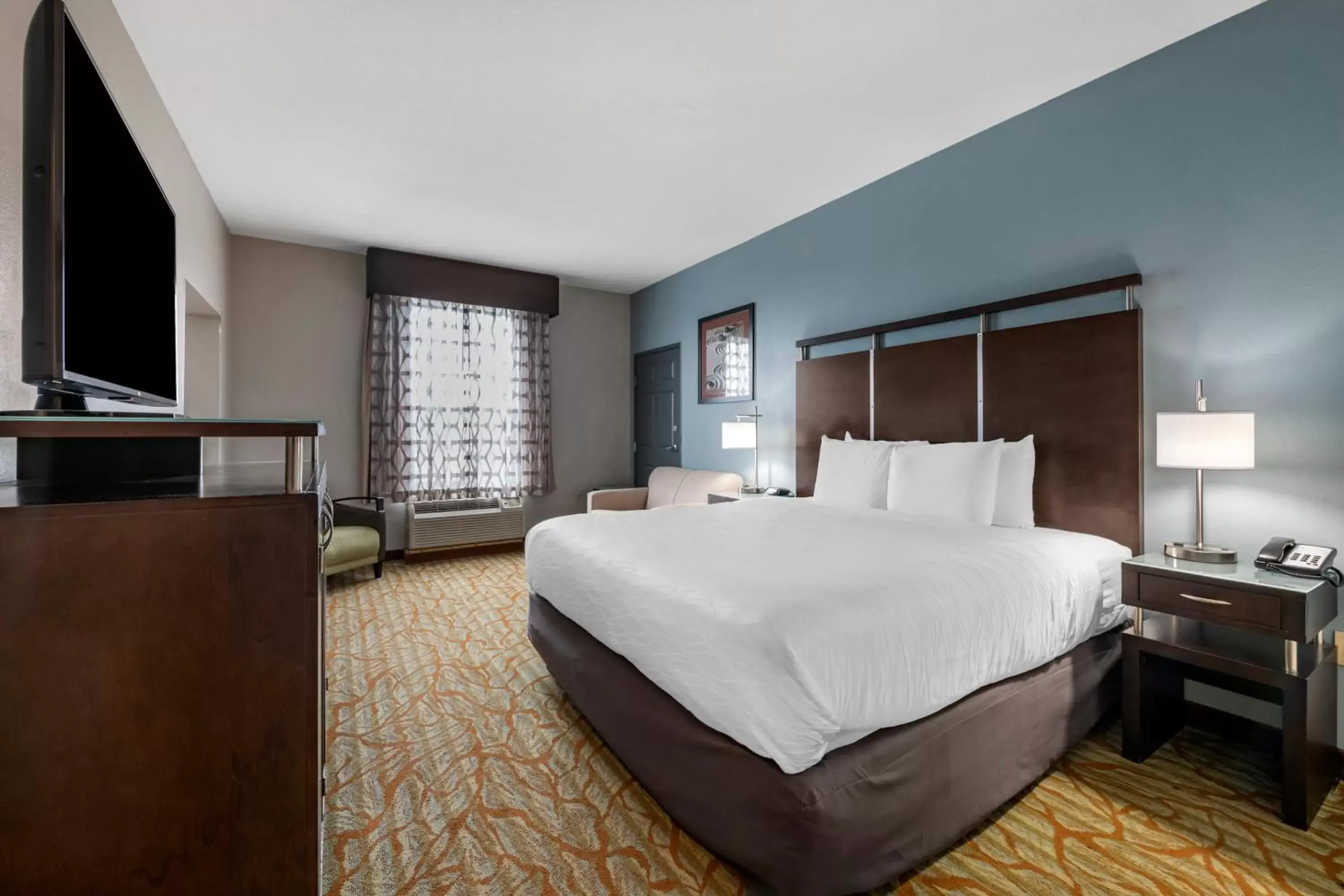 Bed in Best Western Plus Bradenton Gateway Hotel