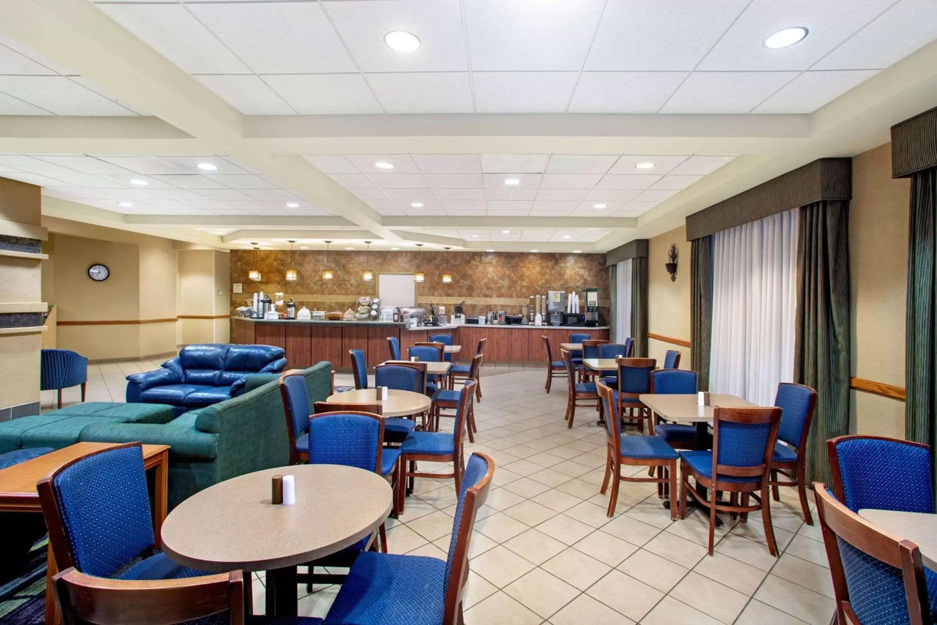 Restaurant/Places to Eat in La Quinta by Wyndham Springfield Airport Plaza