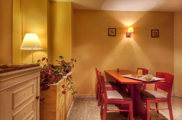 Restaurant/places to eat in Hôtel De Paris Opera