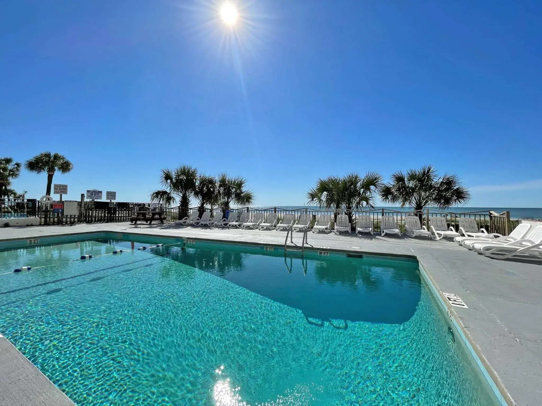 Swimming pool in Ocean Plaza Motel Swimming pool in Ocean Plaza Motel