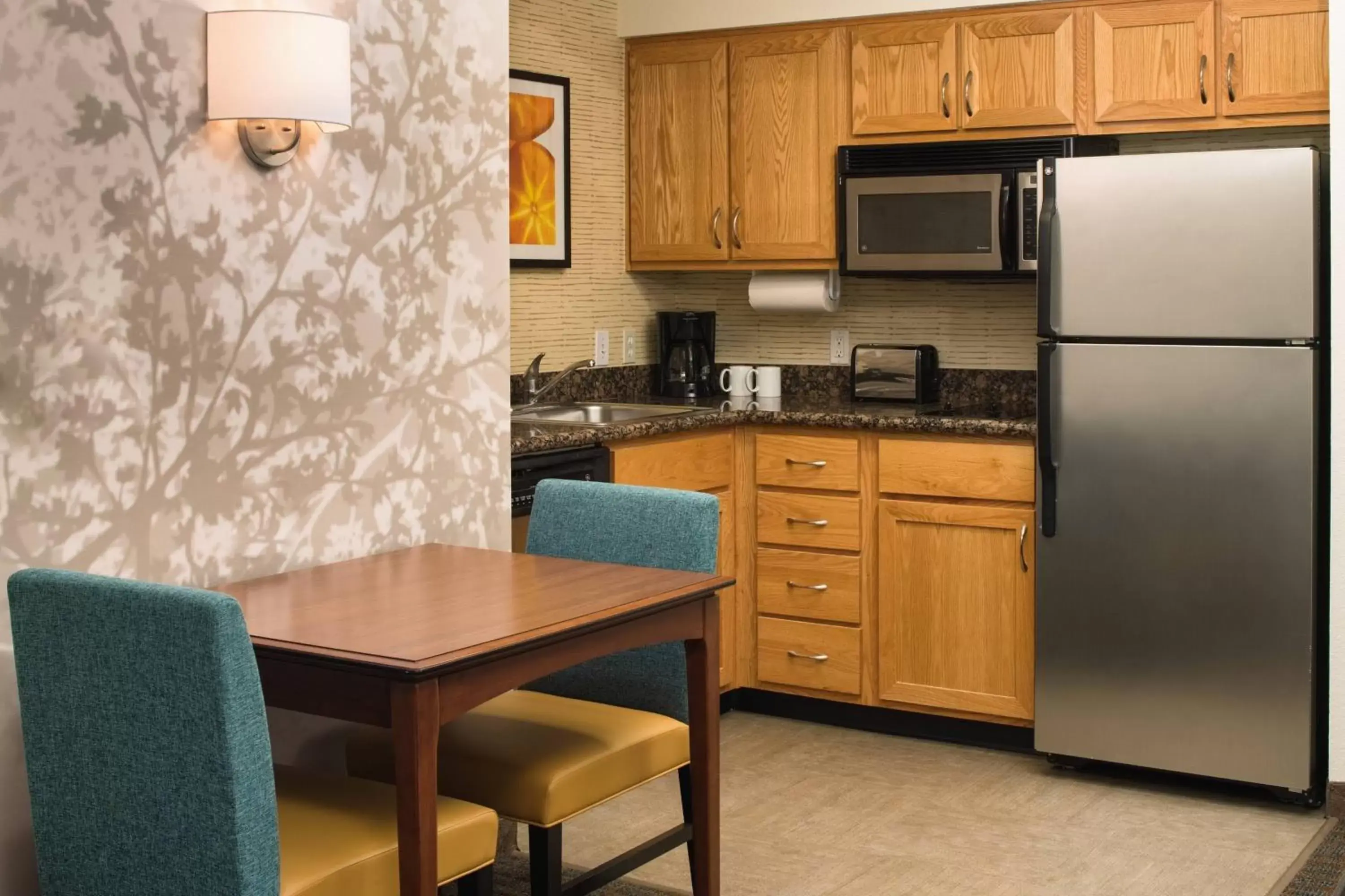 Bedroom, Kitchen/Kitchenette in Residence Inn by Marriott Portland North