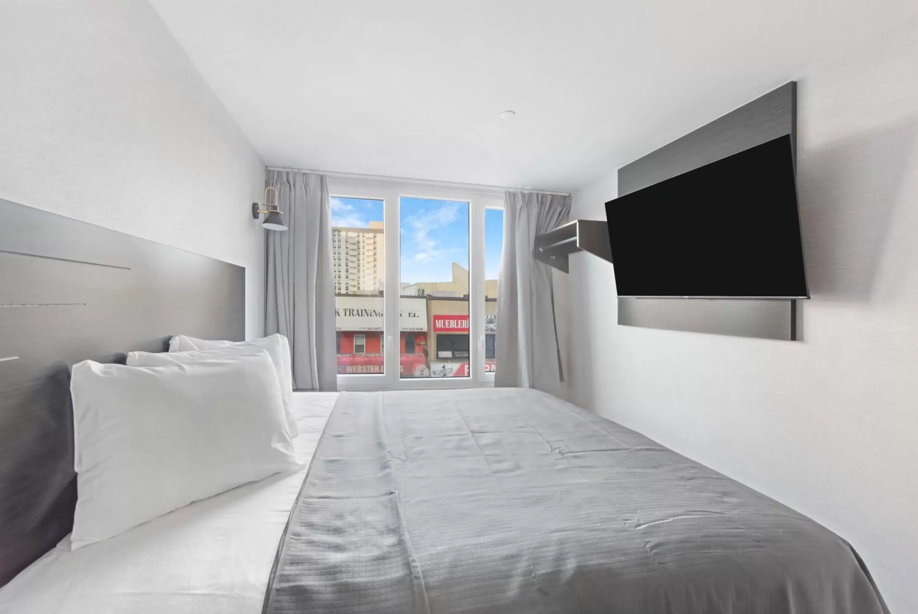 Bed in Hotel TREMONT Bronx Yankee Stadium