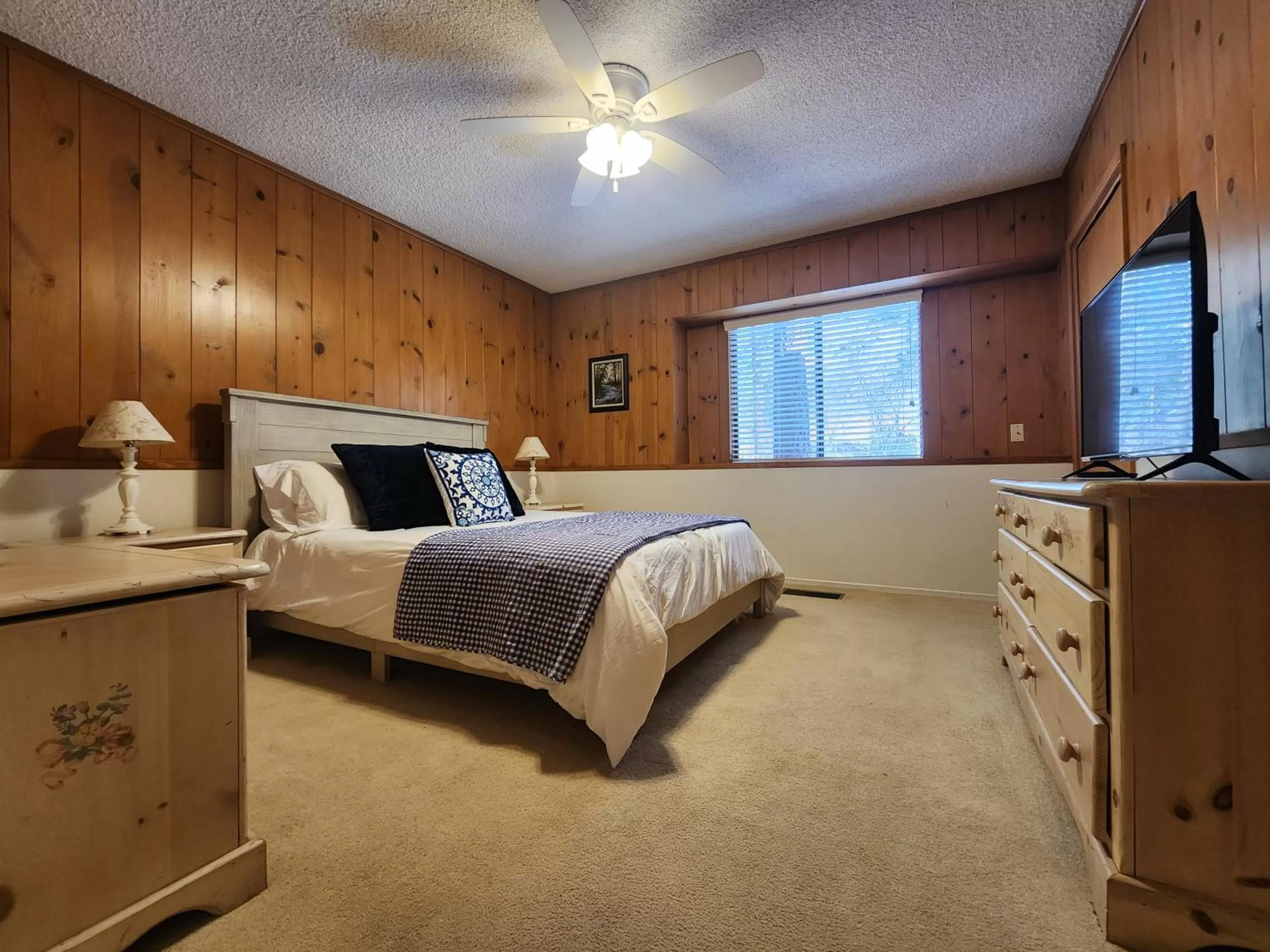 Bed in Silver Pines Lodge