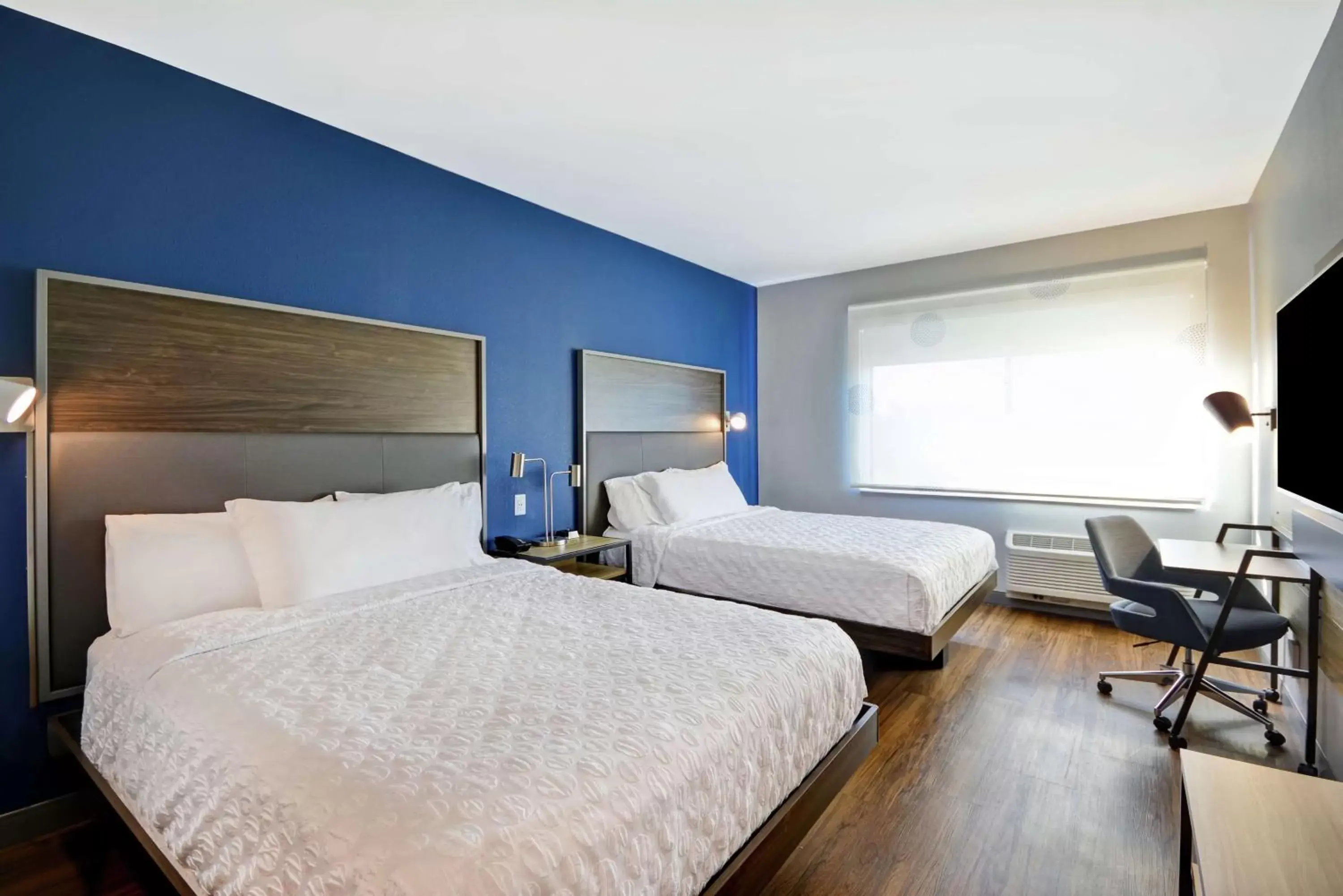 Bedroom, Bed in Tru By Hilton Huber Heights Dayton