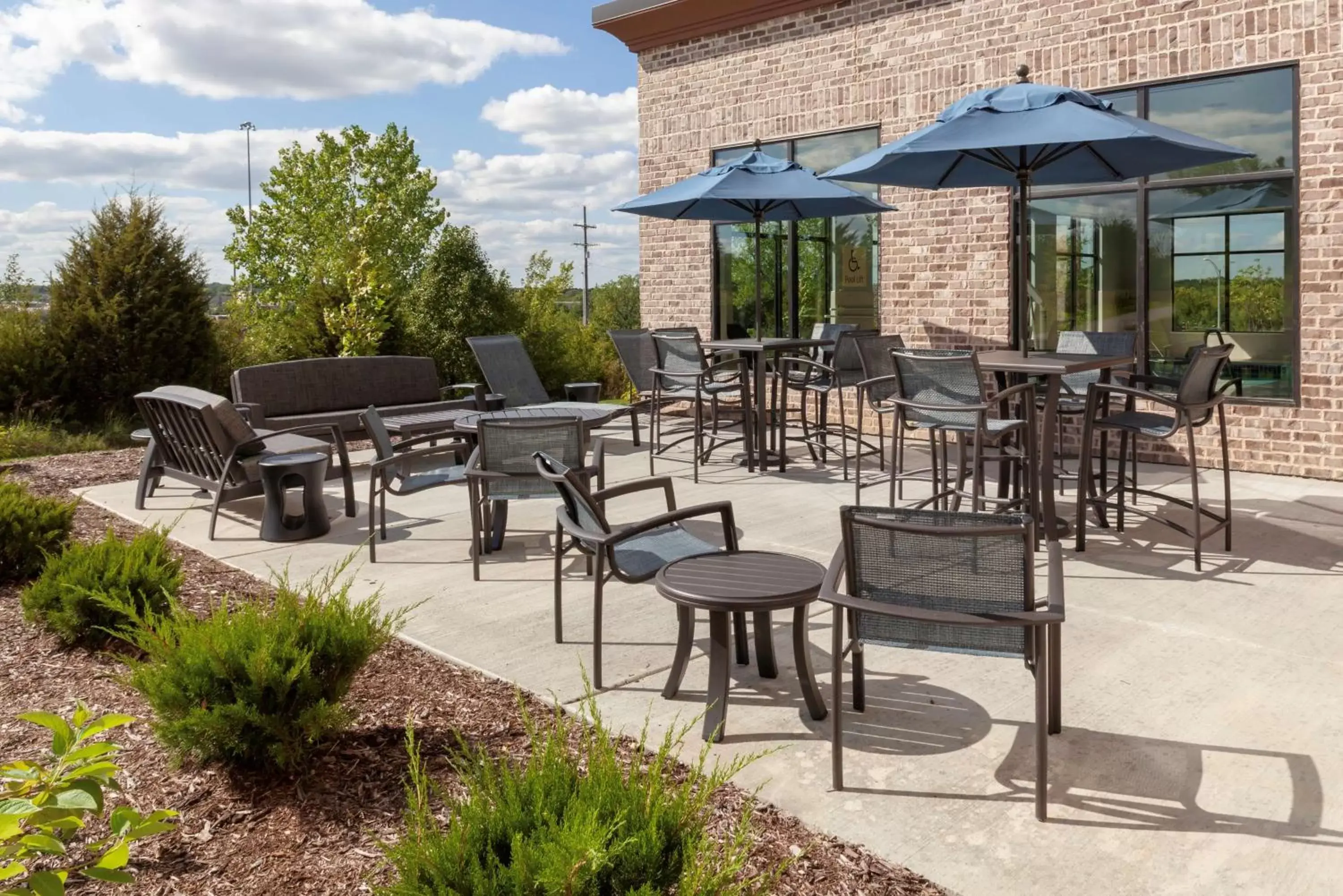 Patio, Restaurant/Places to Eat in Hampton Inn & Suites Overland Park South