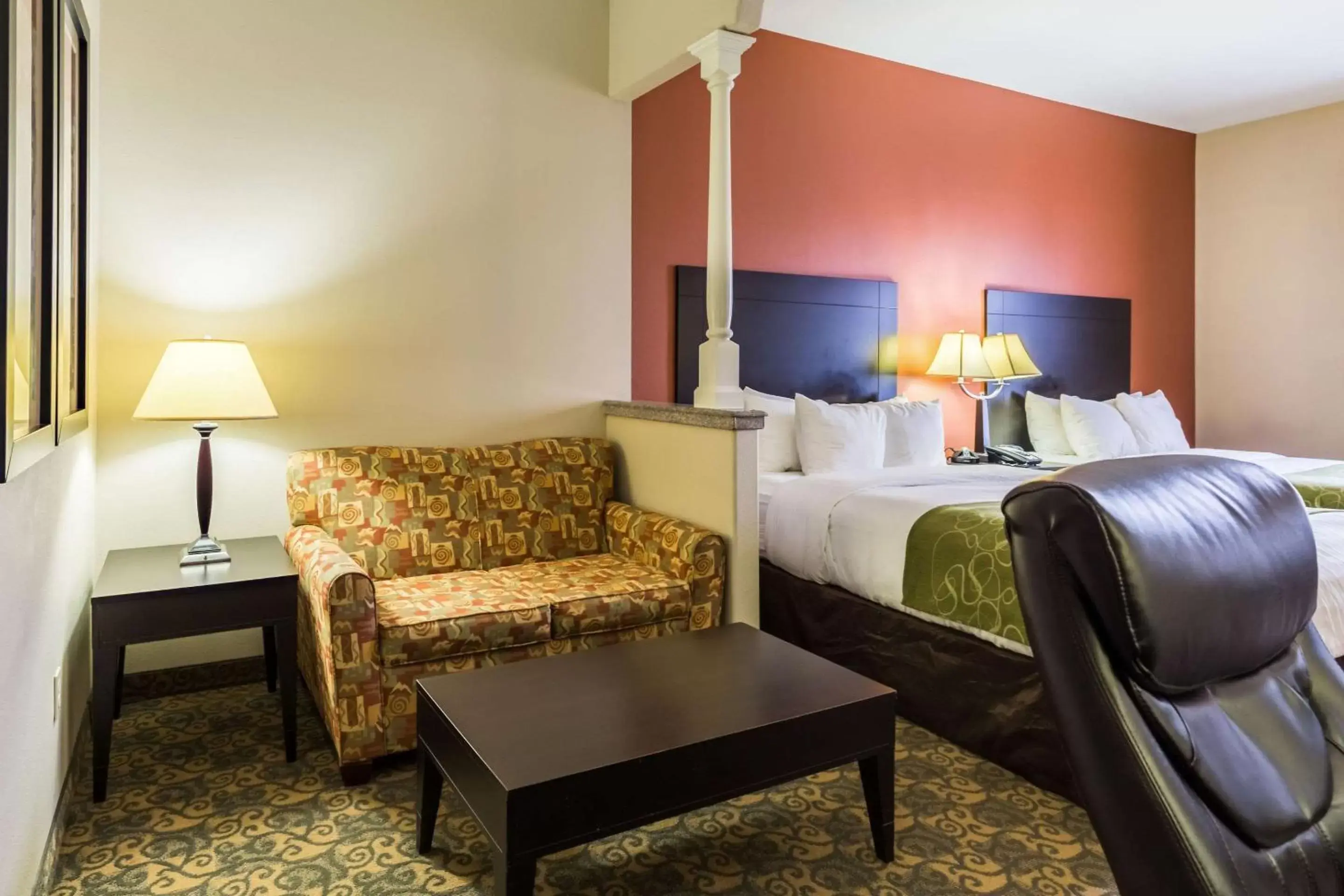 Photo of the whole room, Bed in Comfort Suites Westchase Houston Energy Corridor