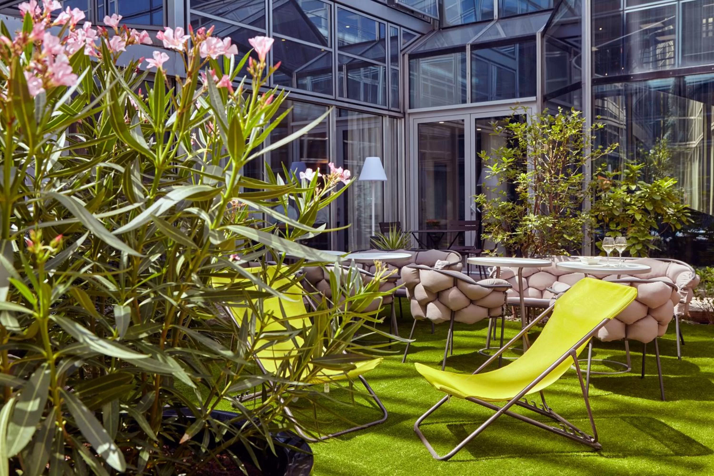 Patio in Mercure Paris la Défense Grande Arche