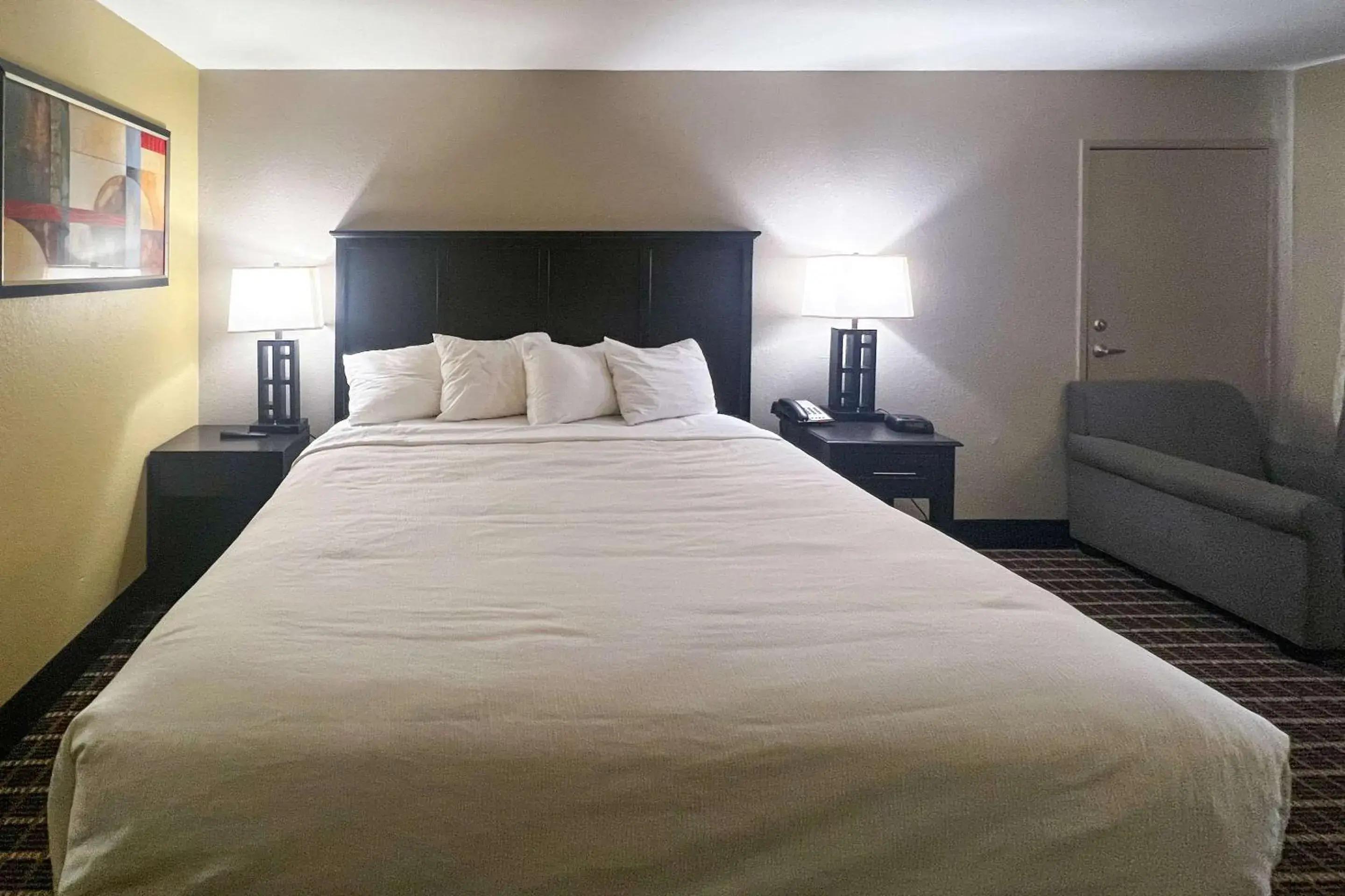 Bedroom, Bed in Clarion Inn & Suites