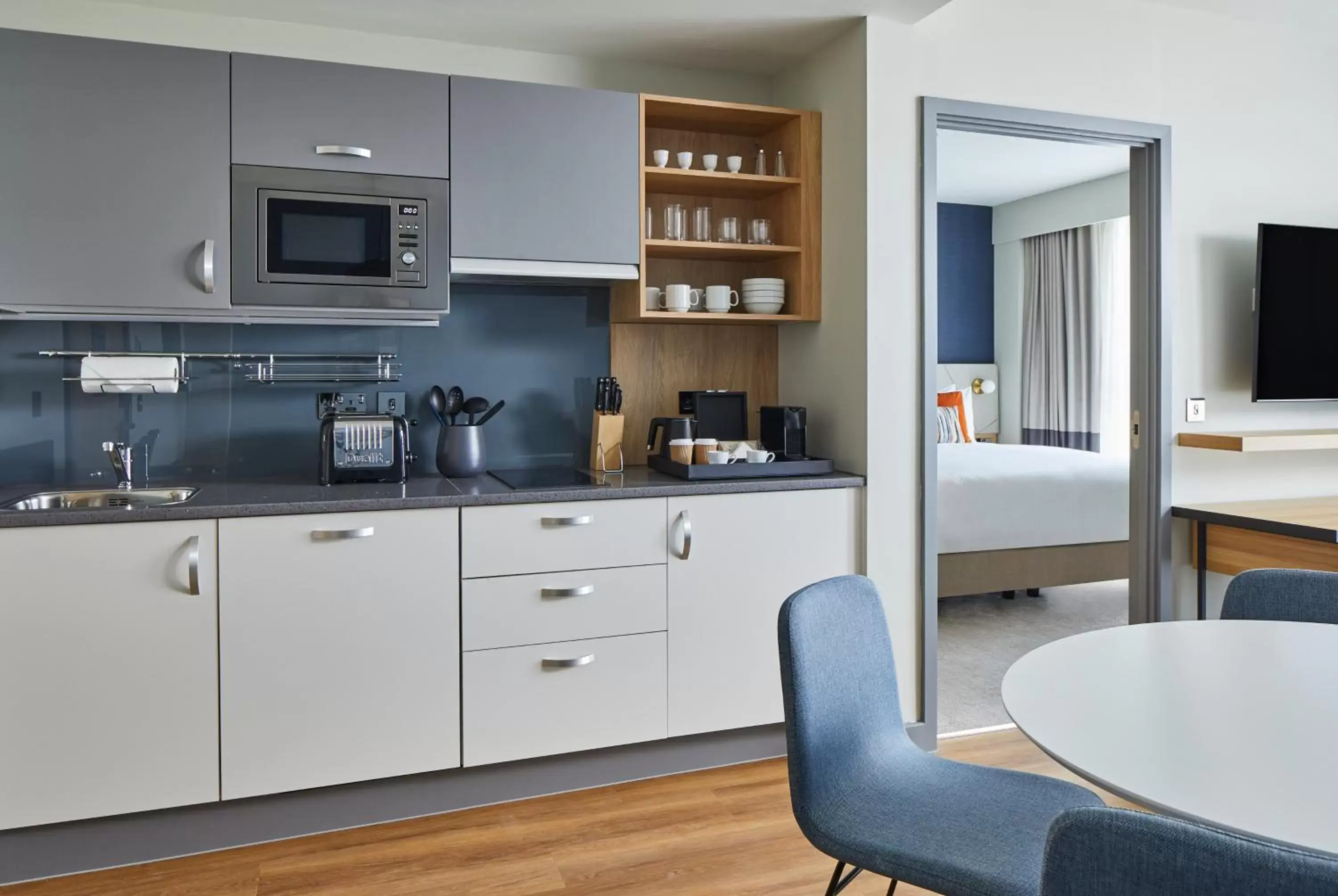 Bed, Kitchen/Kitchenette in Residence Inn by Marriott Slough
