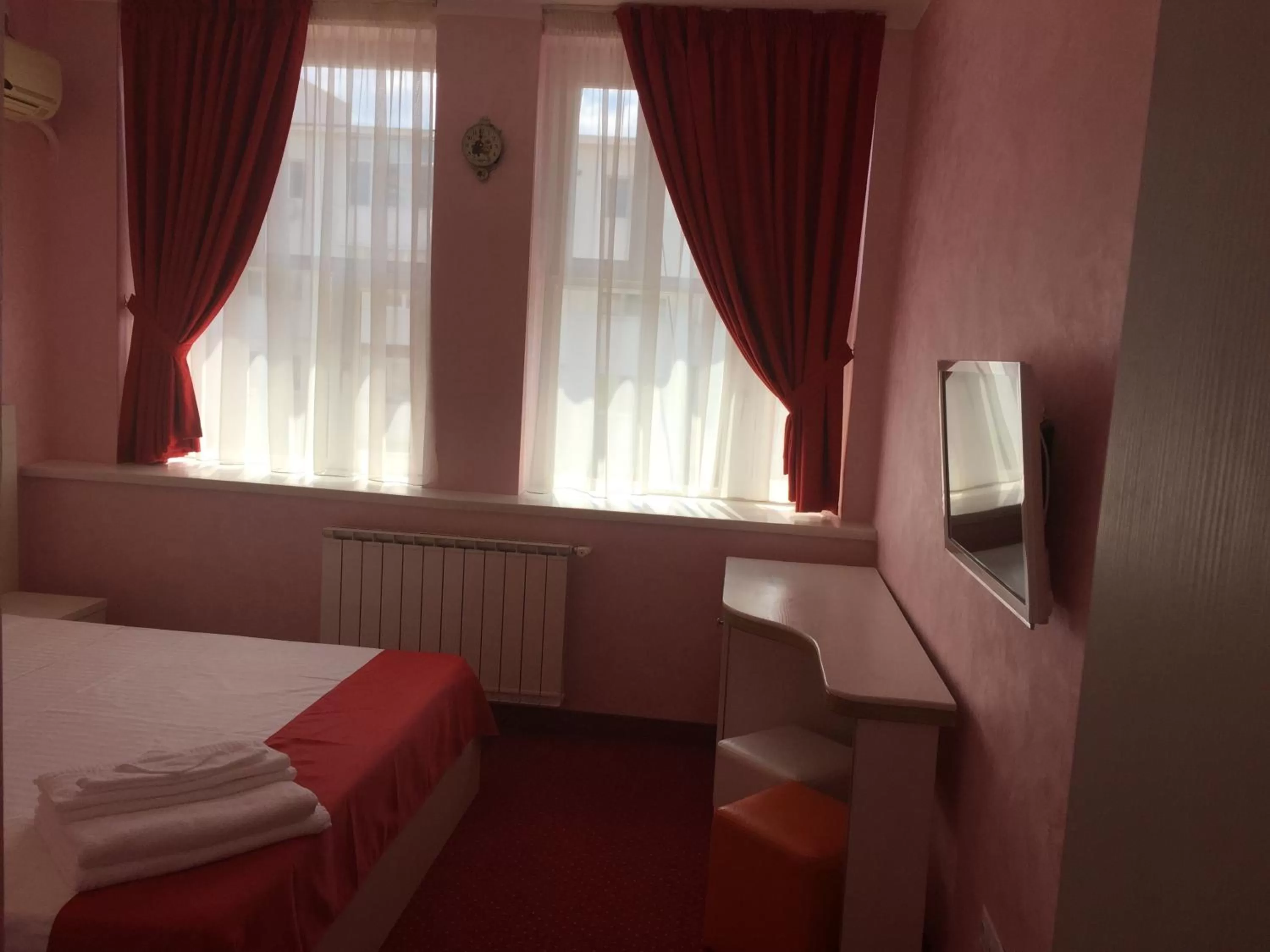 Photo of the whole room in Hamlet Hotel