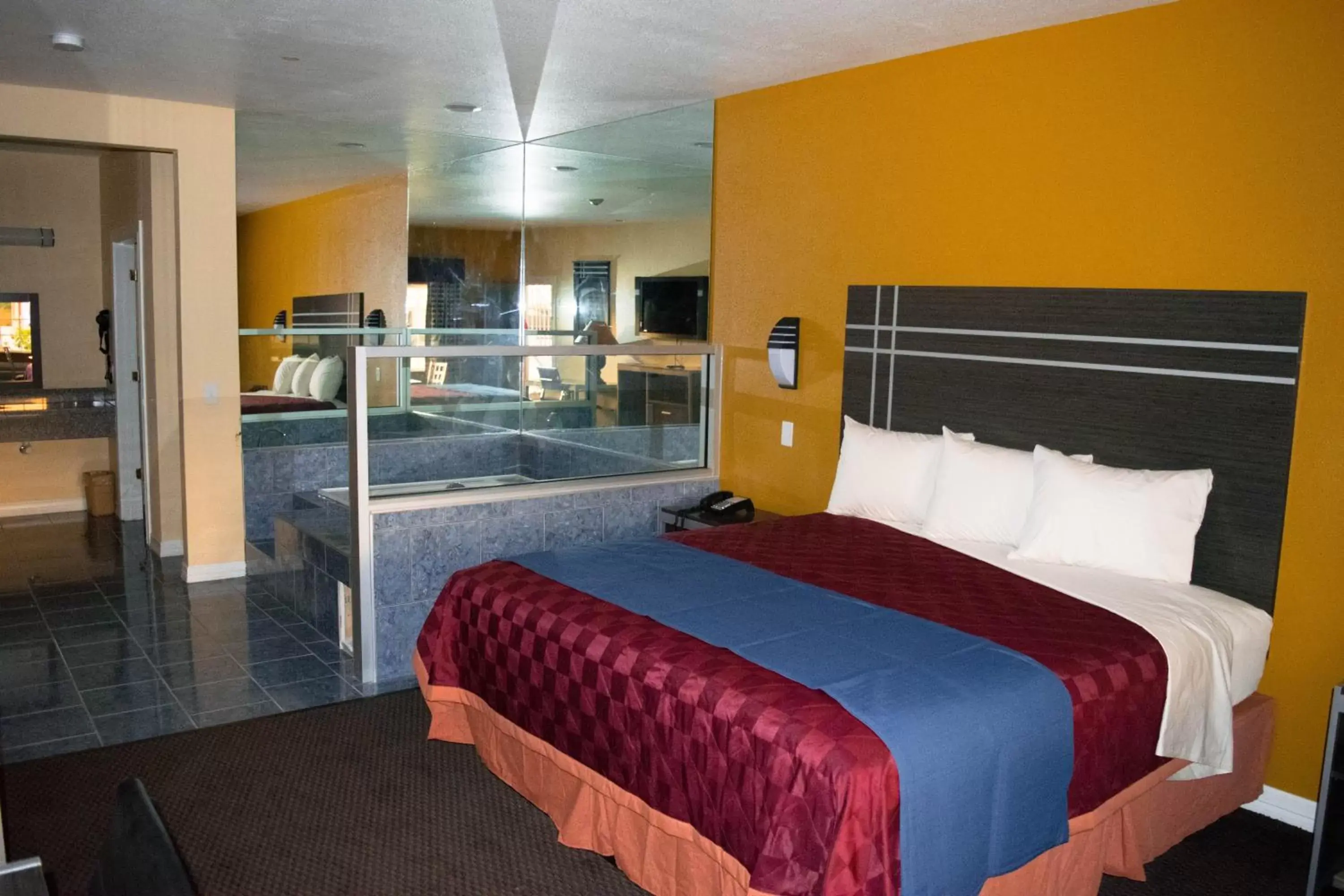 Bed in Motel 6 Houston, TX – Willowbrook Mall