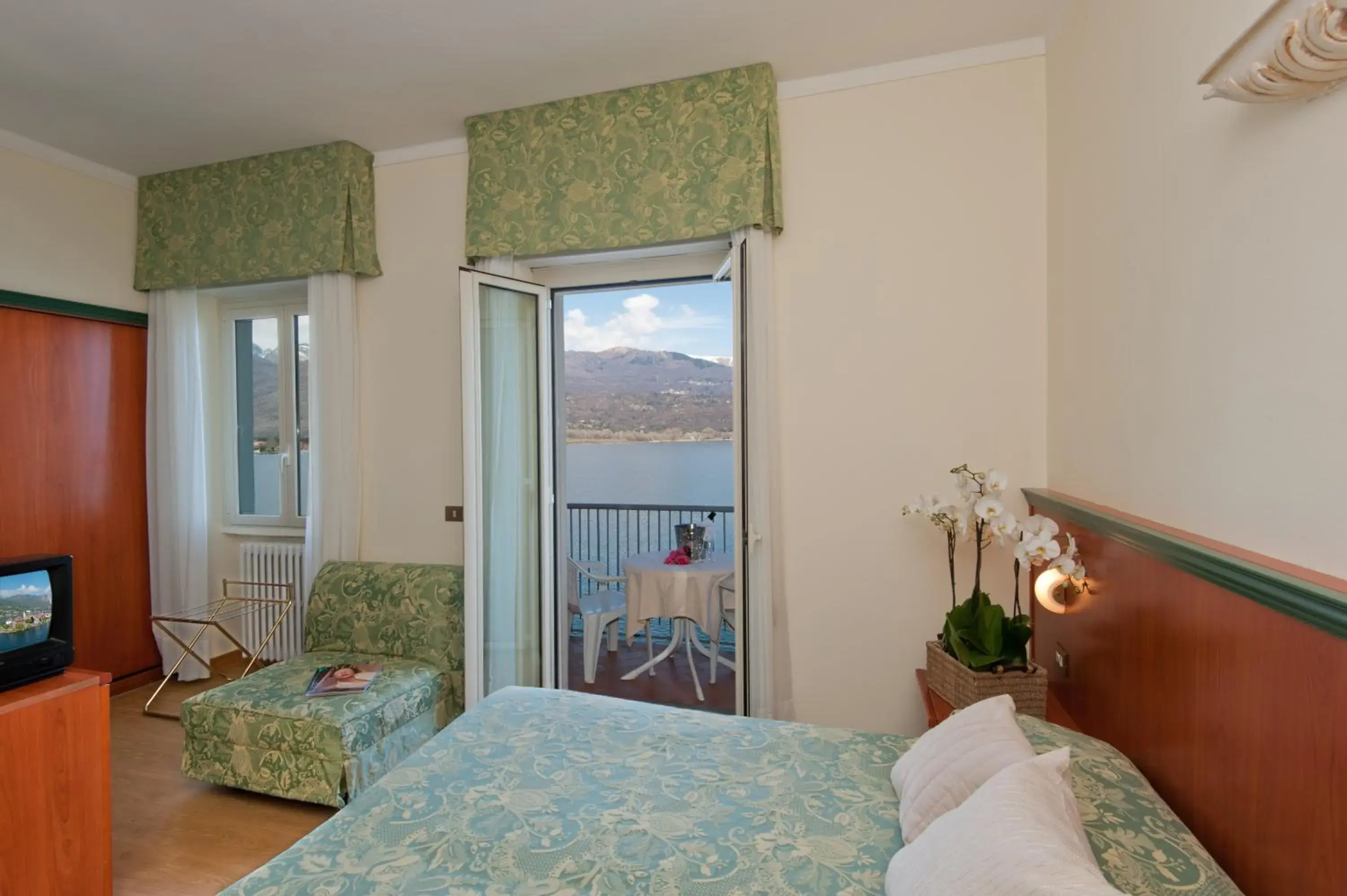 Triple Room with Lake View in Hotel Carillon